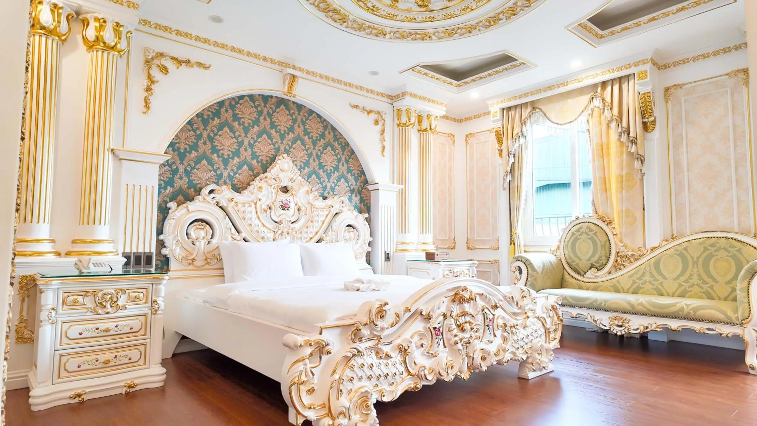 Bed in Da Tuong Luxury Villa Hotel