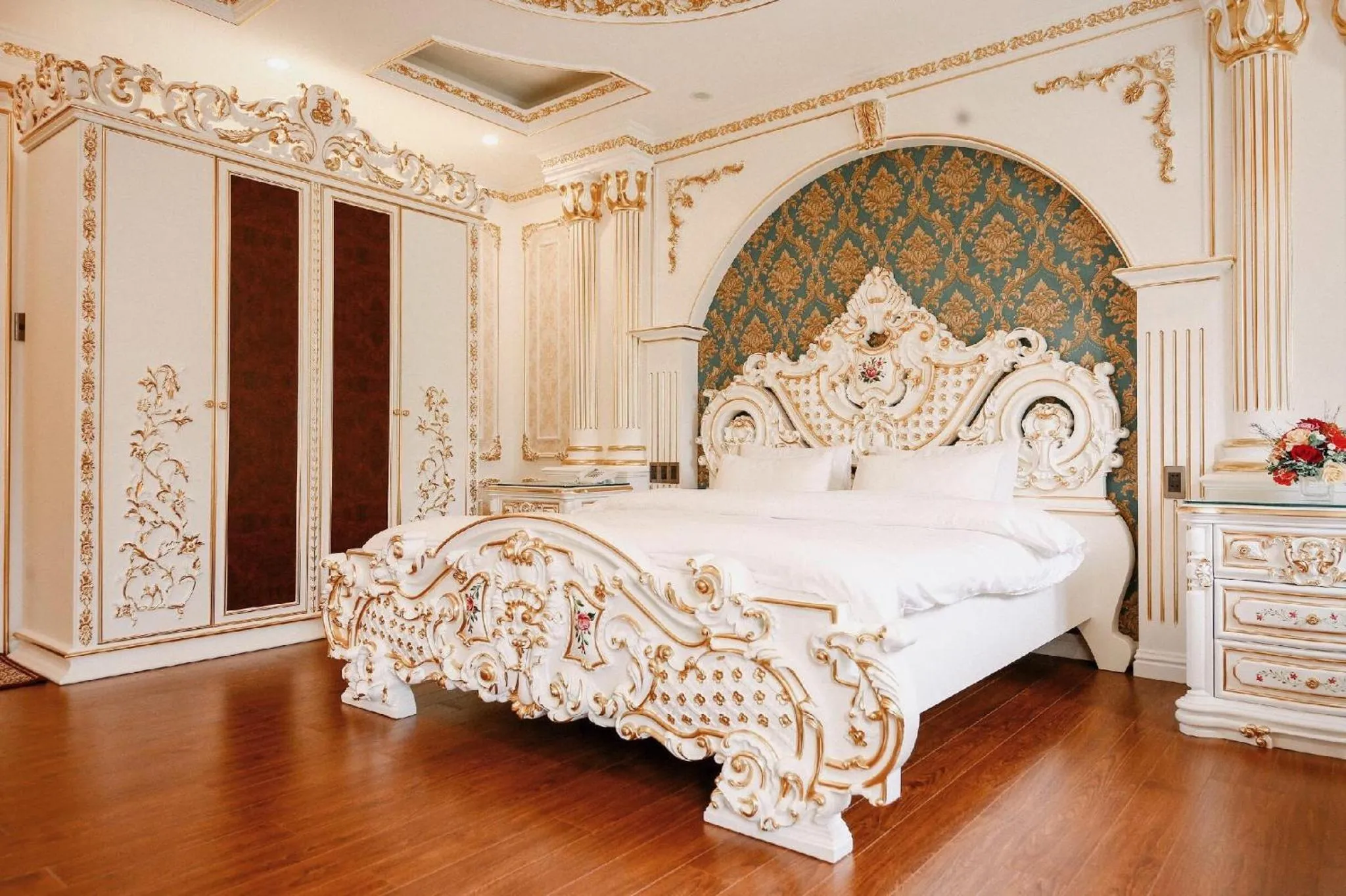 Bed in Da Tuong Luxury Villa Hotel