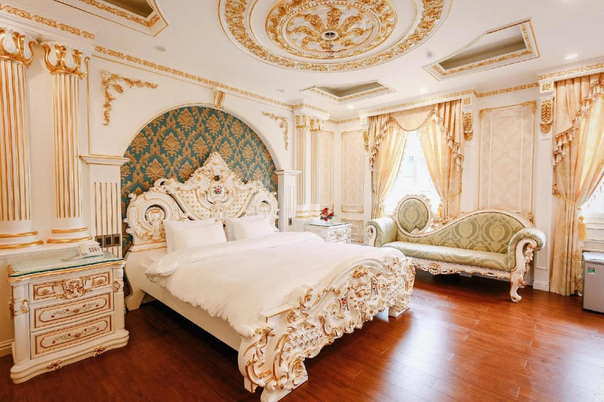 Bed in Da Tuong Luxury Villa Hotel