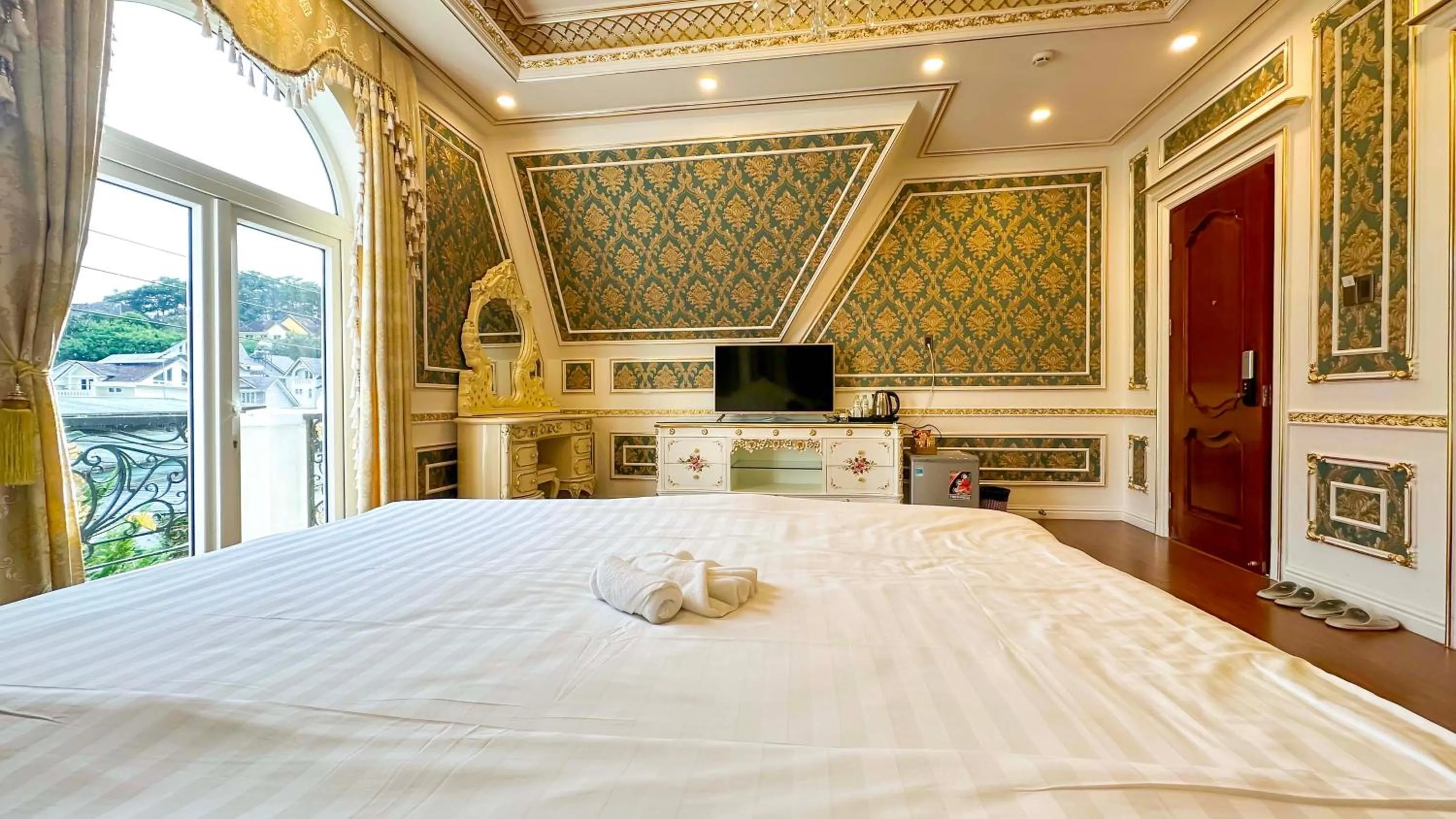 Bed in Da Tuong Luxury Villa Hotel