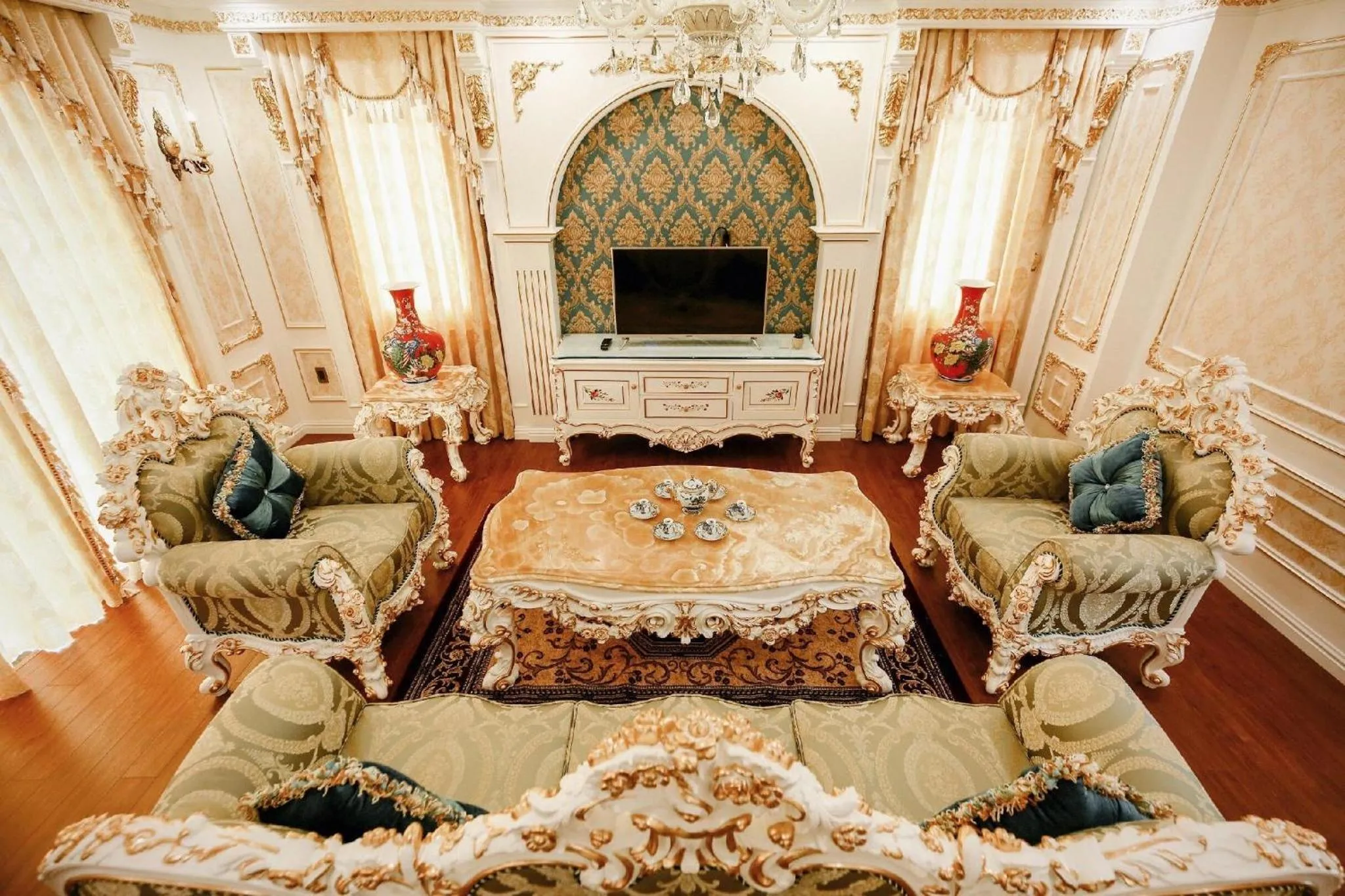 Bed in Da Tuong Luxury Villa Hotel