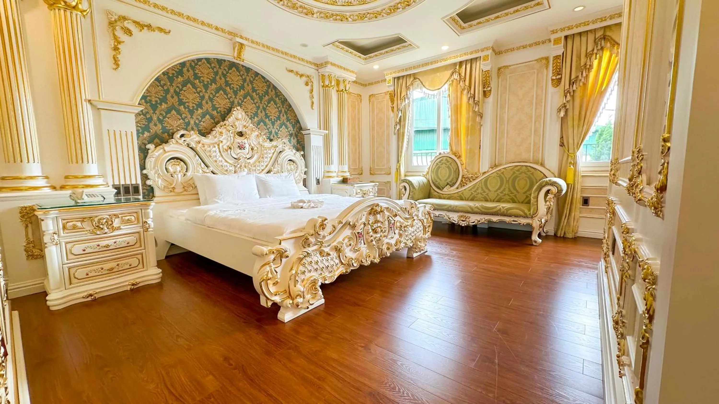 Bed in Da Tuong Luxury Villa Hotel