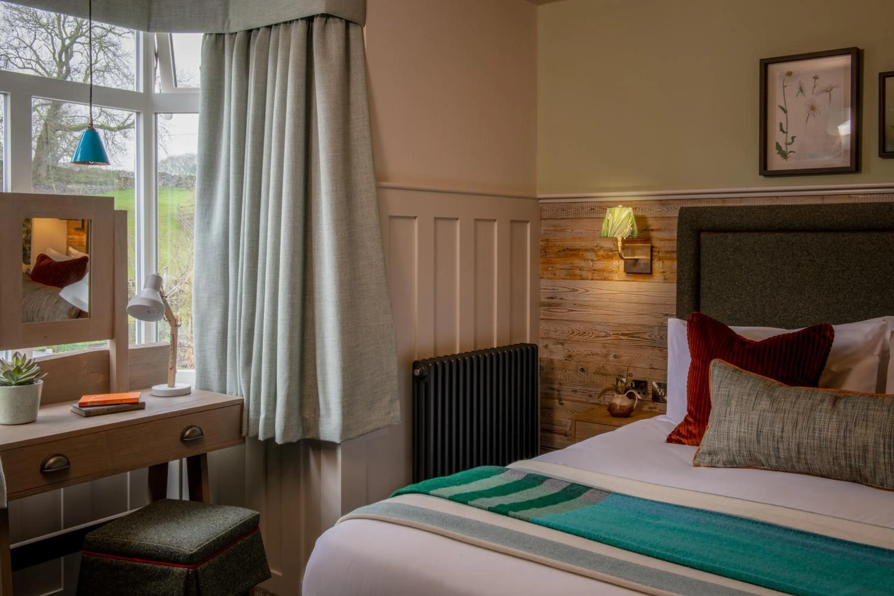 Bedroom, Bed in The Red Lion & Manor House