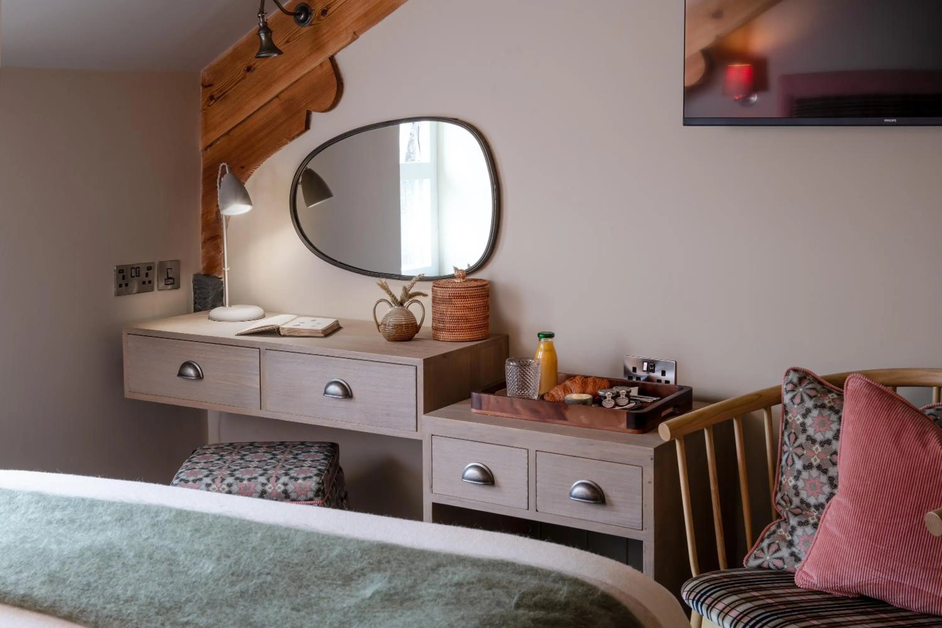 Bedroom, Bed in The Red Lion & Manor House