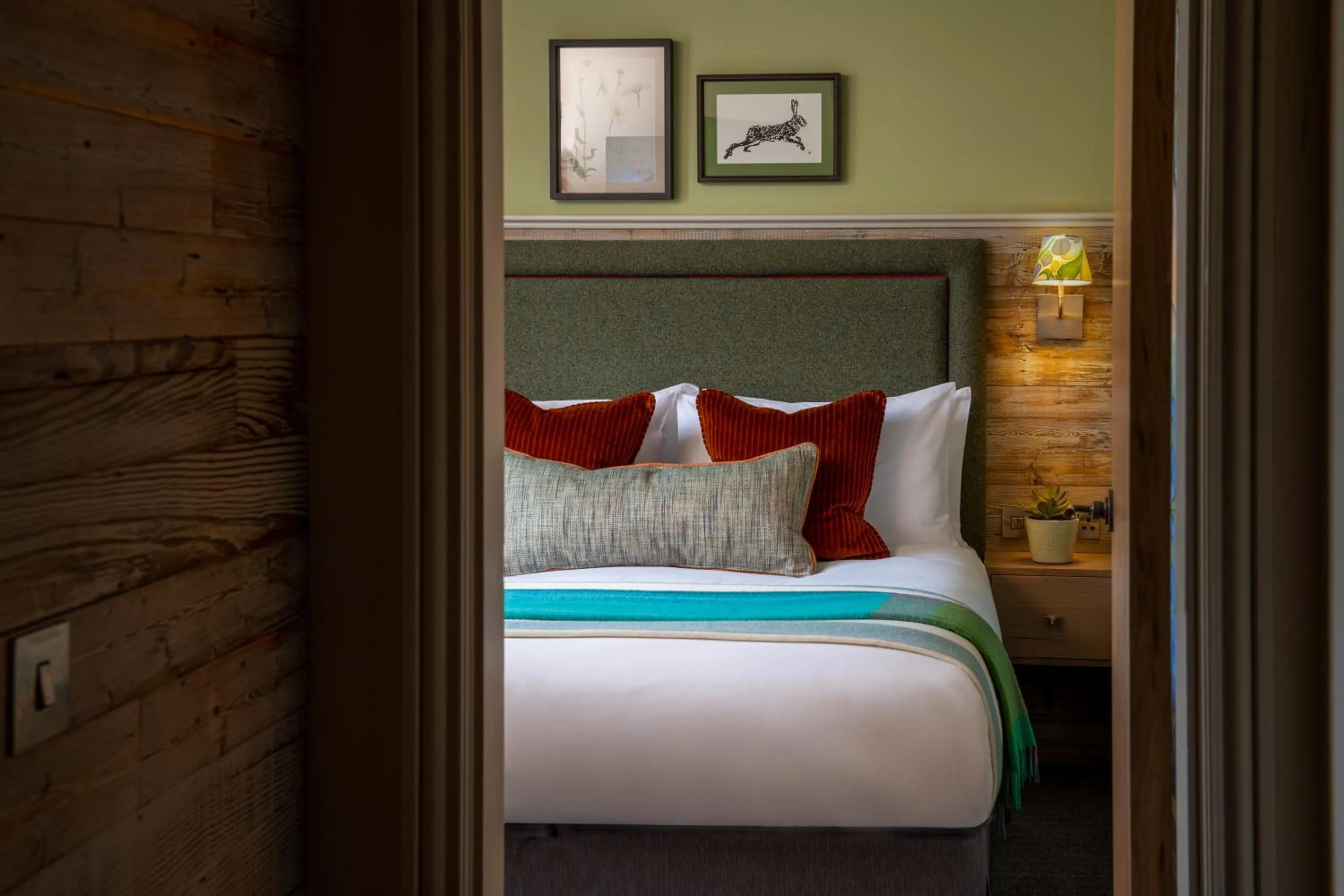 Bedroom, Bed in The Red Lion & Manor House