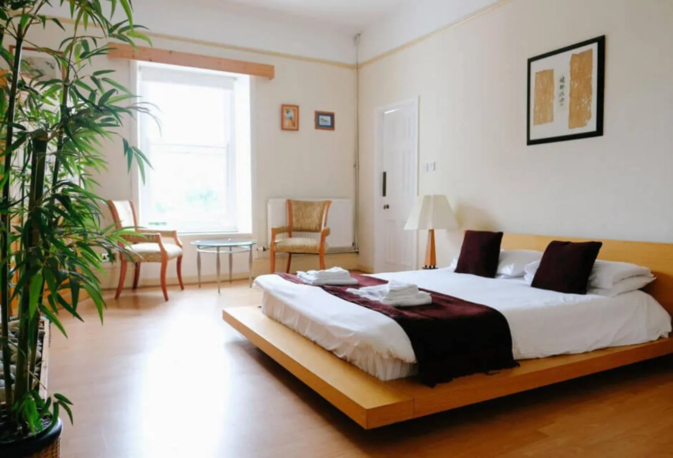 Photo of the whole room, Bed in Court Colman Manor