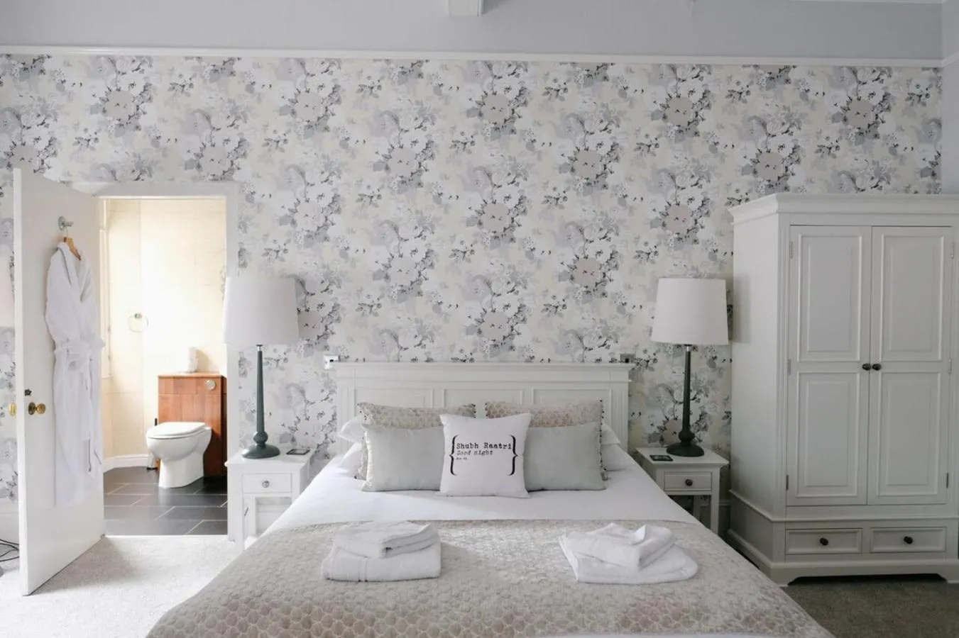 Photo of the whole room, Bed in Court Colman Manor