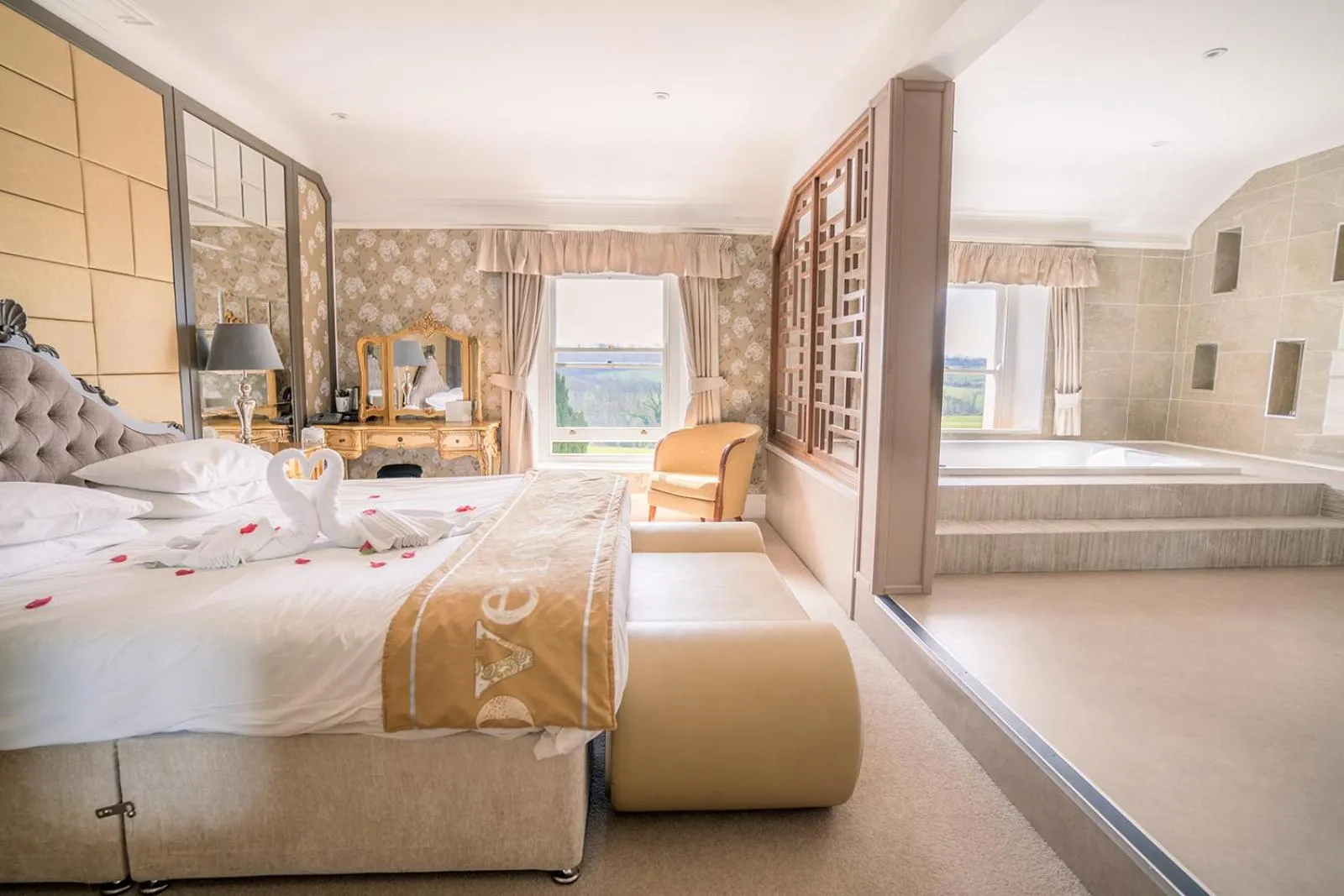 Bedroom, Bed in Court Colman Manor