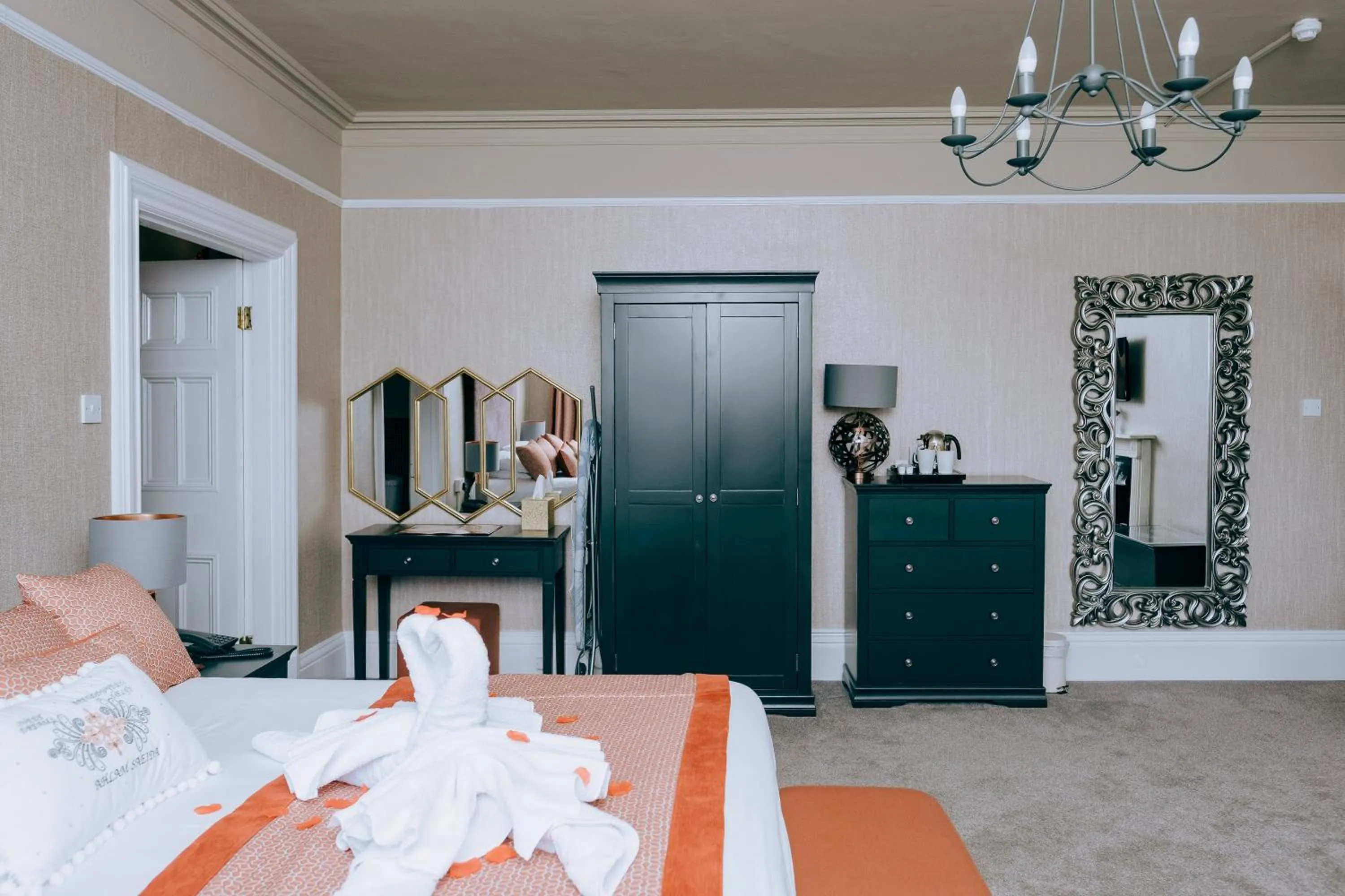 Photo of the whole room, Bed in Court Colman Manor