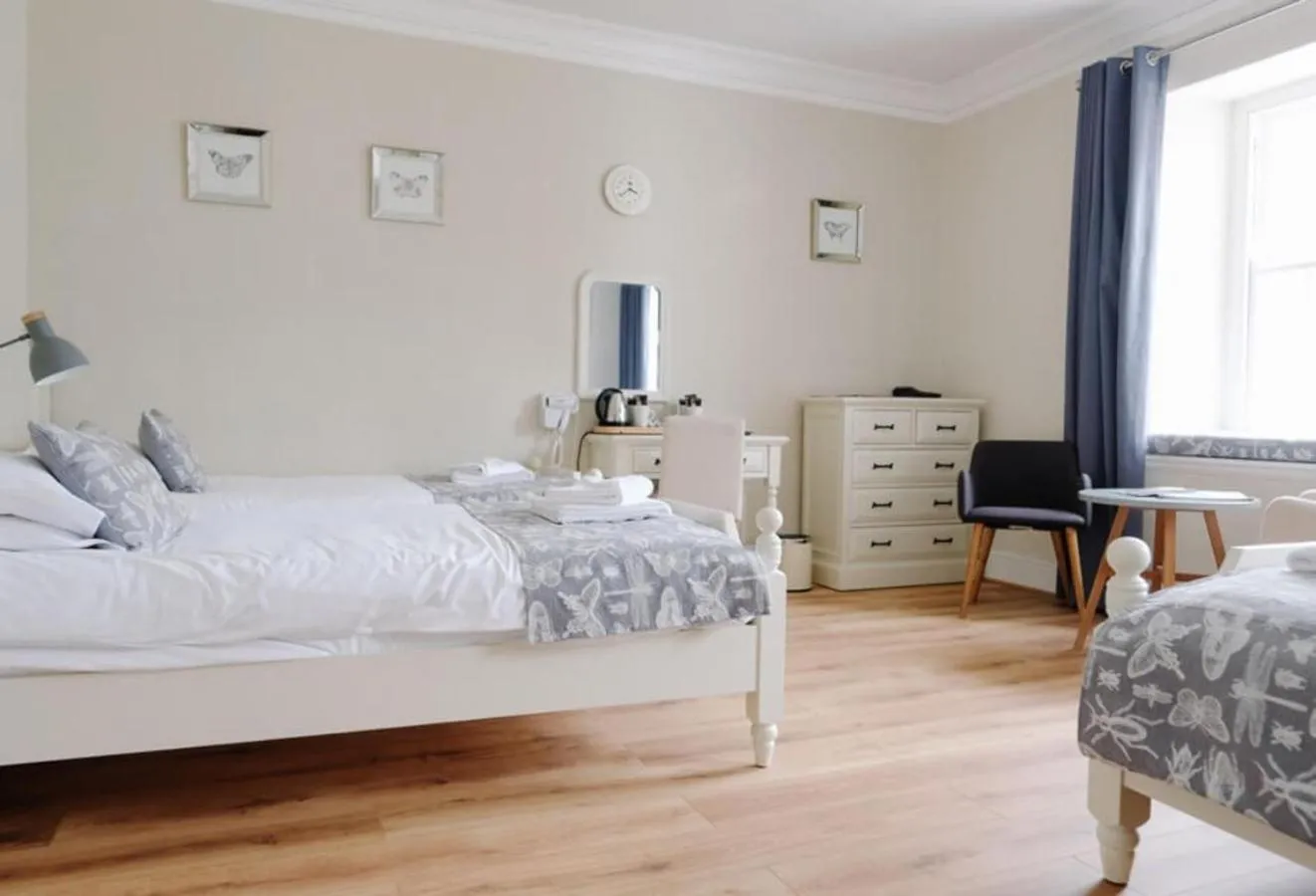 Photo of the whole room, Bed in Court Colman Manor