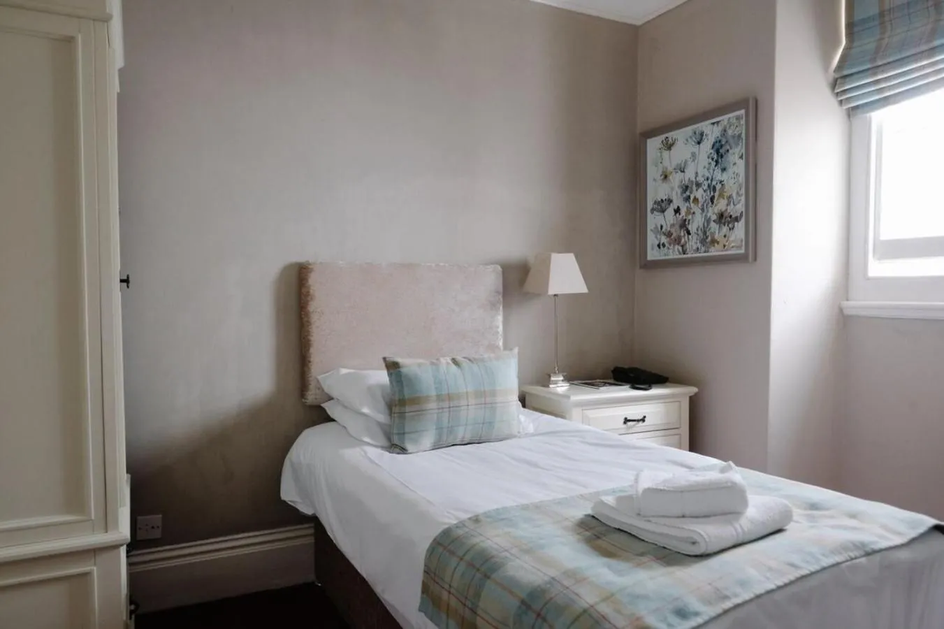 Photo of the whole room, Bed in Court Colman Manor