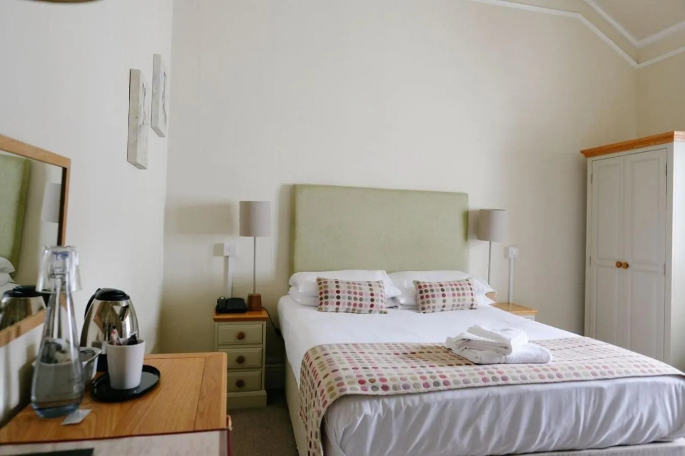 Photo of the whole room, Bed in Court Colman Manor