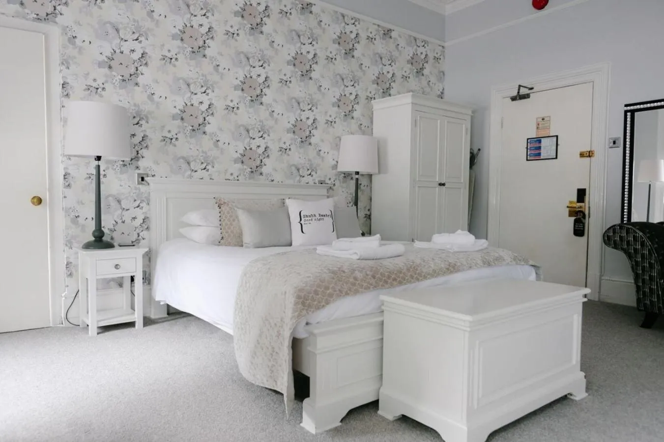 Photo of the whole room, Bed in Court Colman Manor