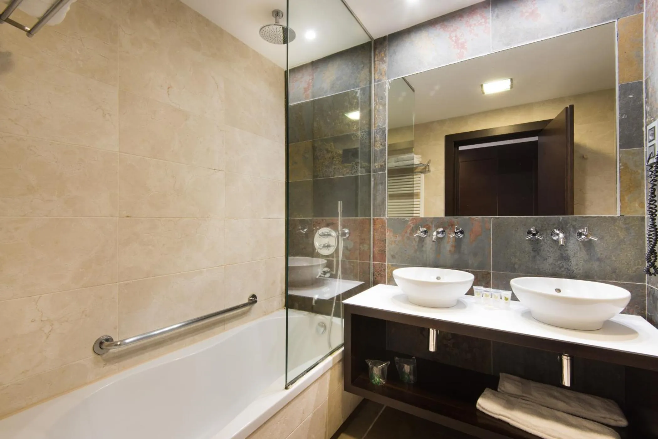 Bathroom in Hotel Mas Solà