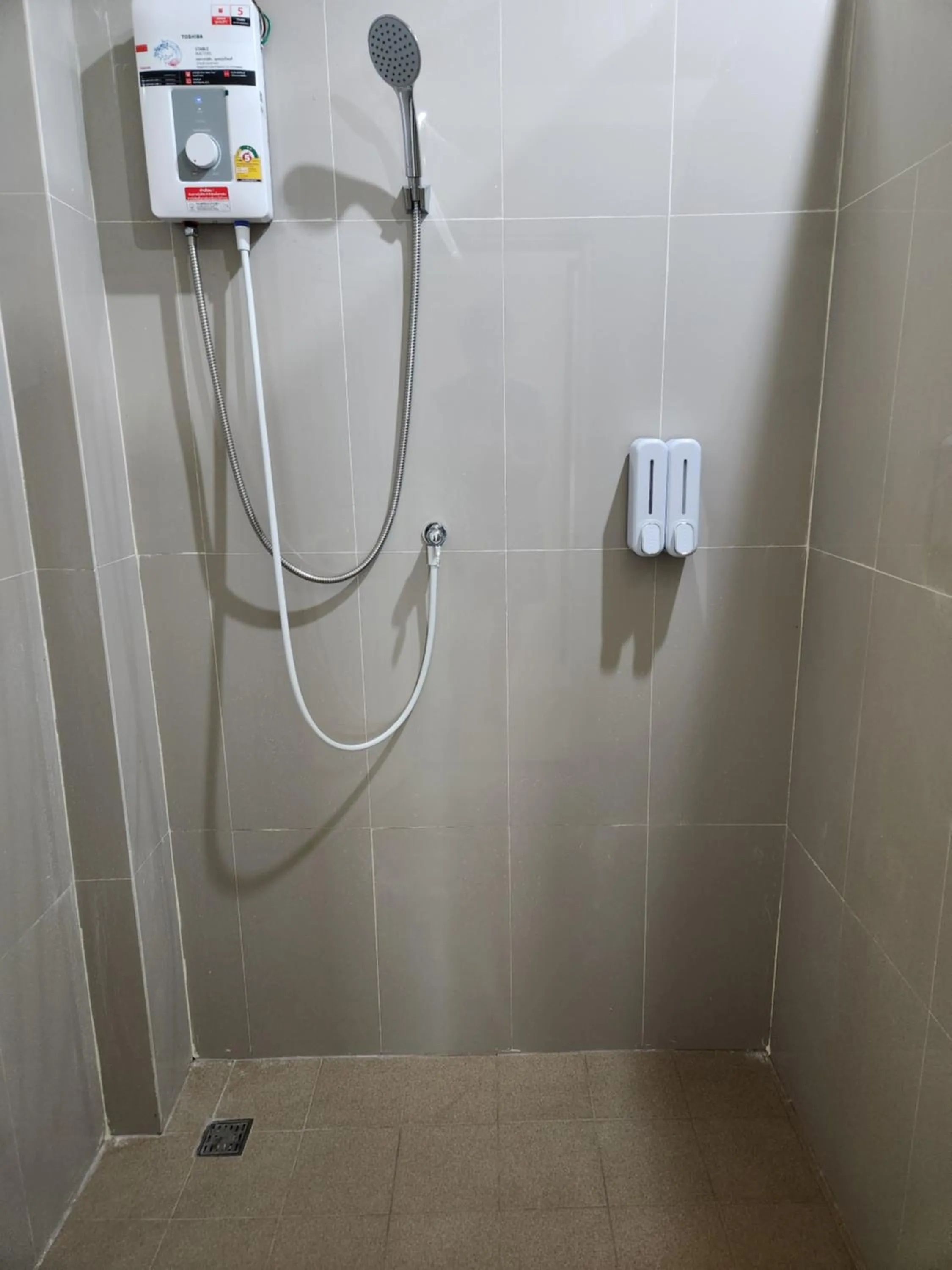 Shower in SKYPEARL Guesthouse & Café