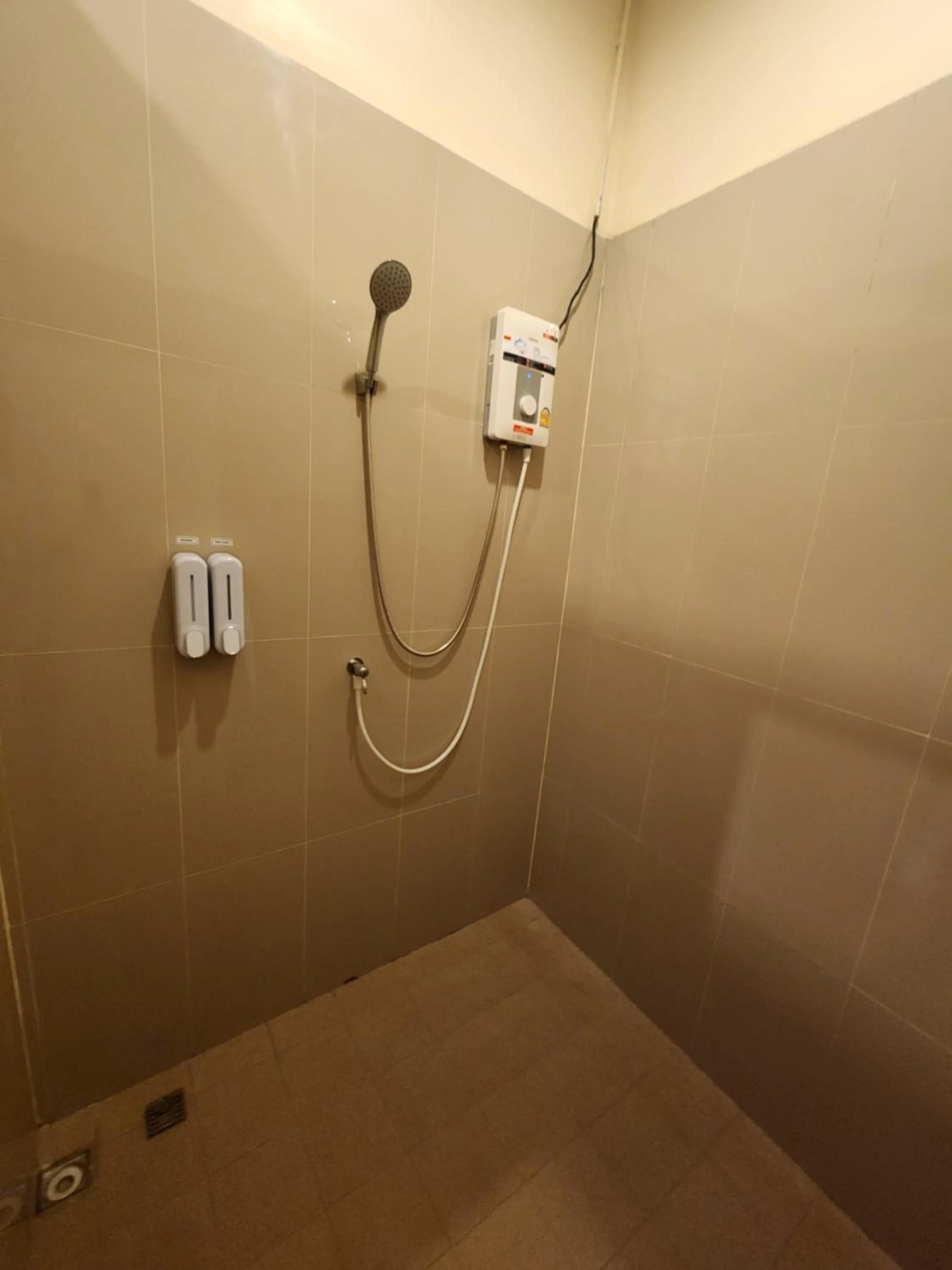 Shower in SKYPEARL Guesthouse & Café