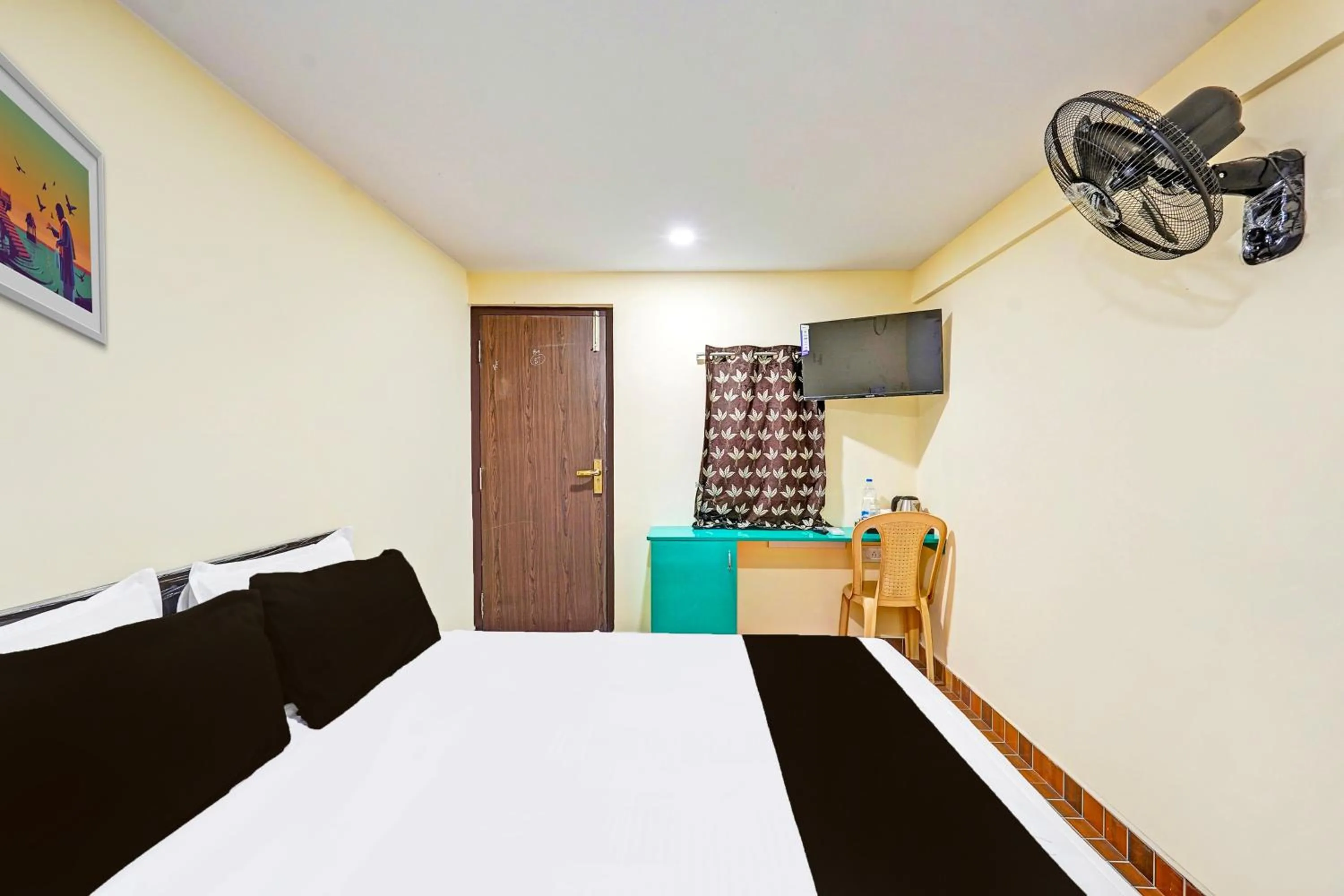 Facade/entrance, Bed in HOTEL O RR PALACE