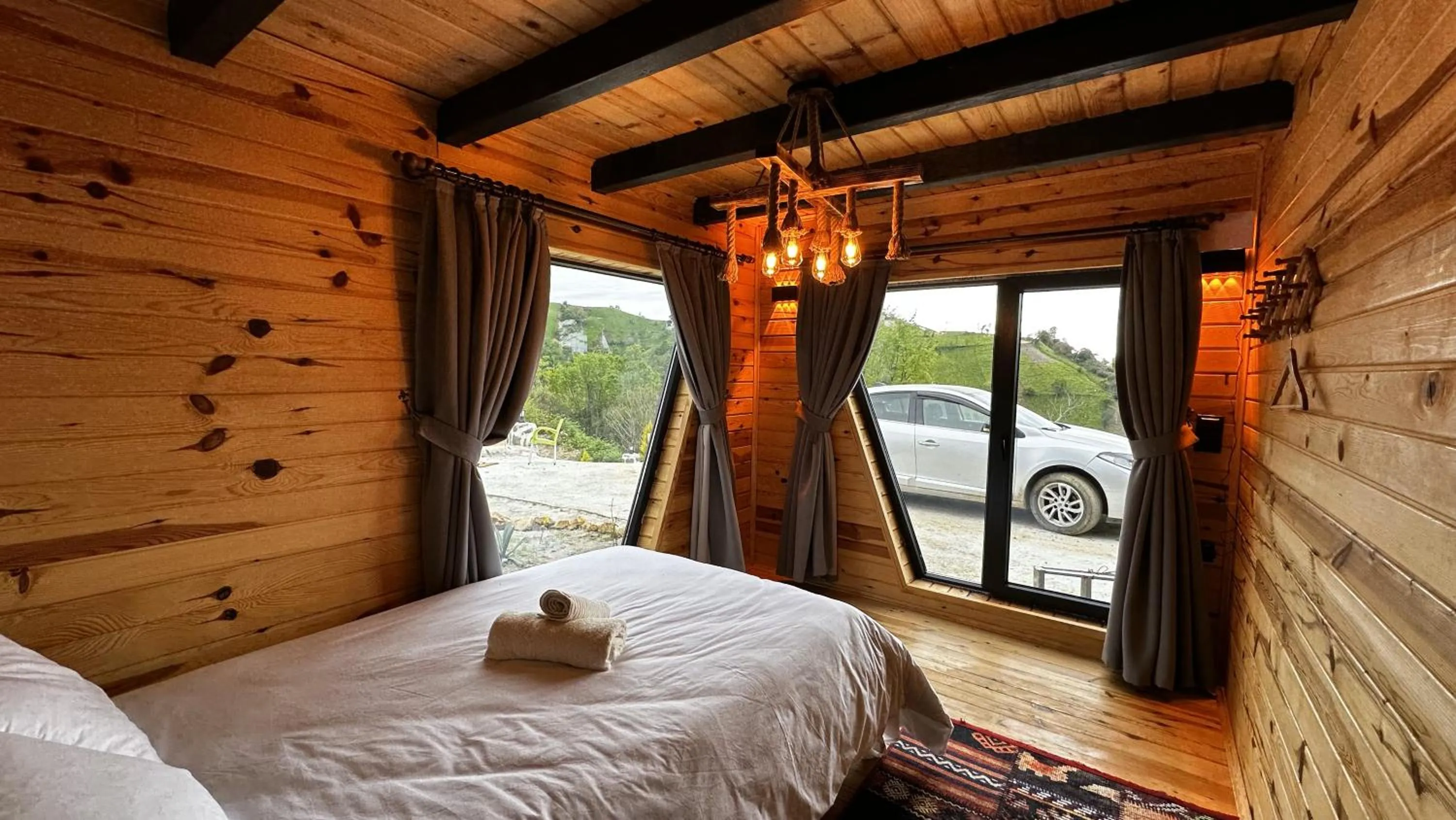 Photo of the whole room, Bed in paradise valley bungalow