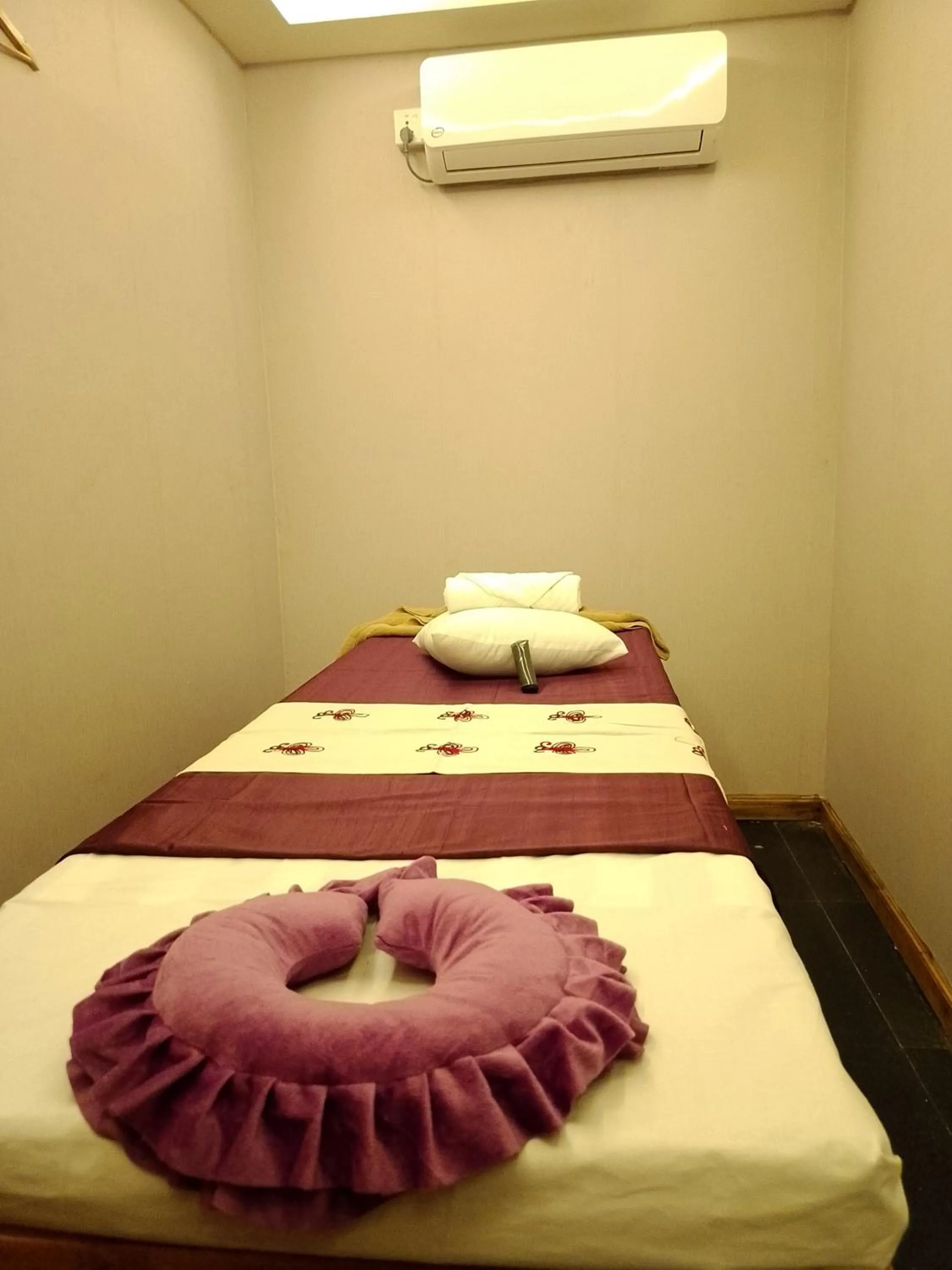 Massage, Bed in Hotel Northfield