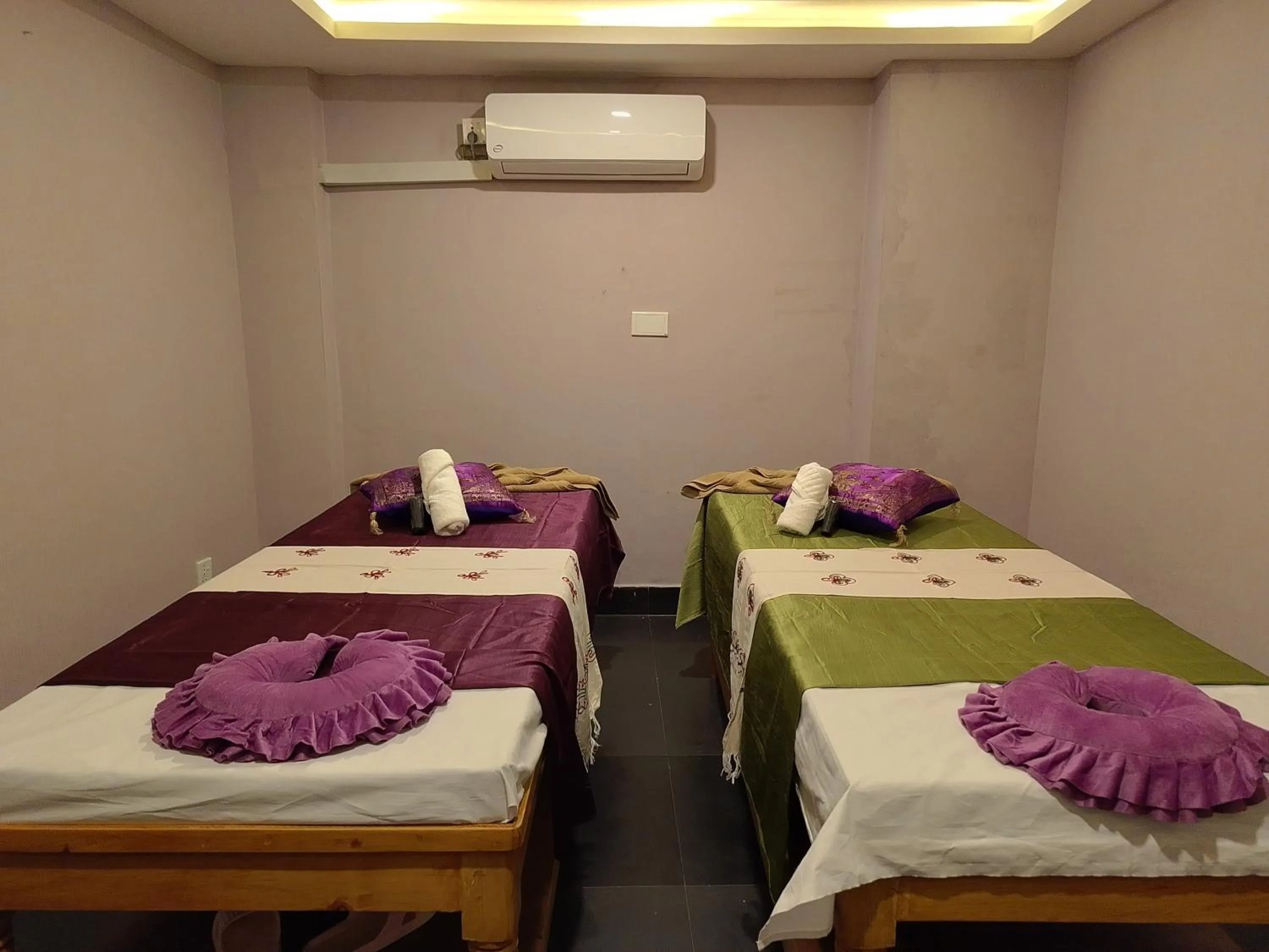 Massage, Bed in Hotel Northfield