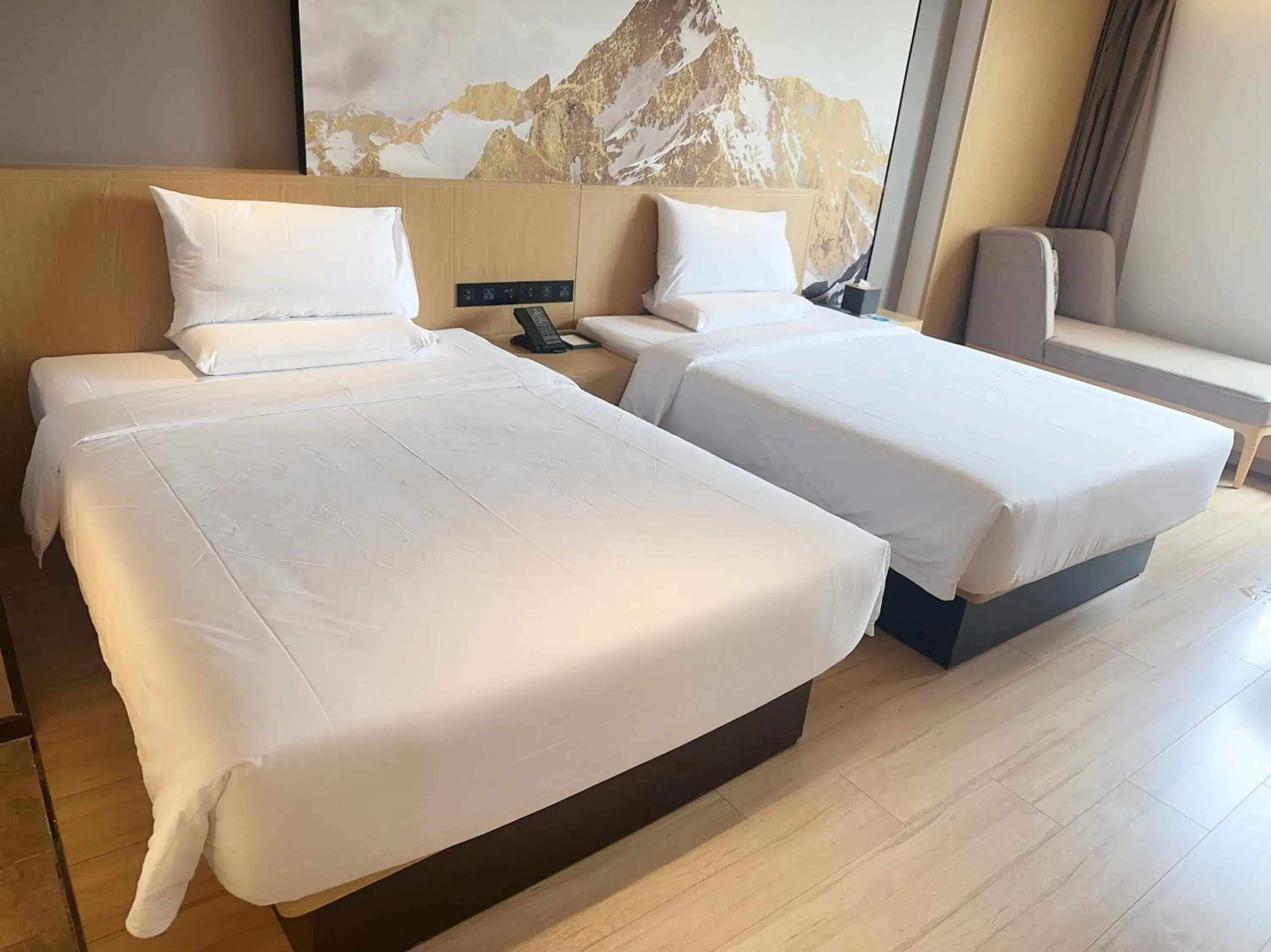 Photo of the whole room, Bed in Tuke China Hotel Shanghai Hongqiao Airport Photo of the whole room, Bed in Tuke China Hotel Shanghai Hongqiao Airport