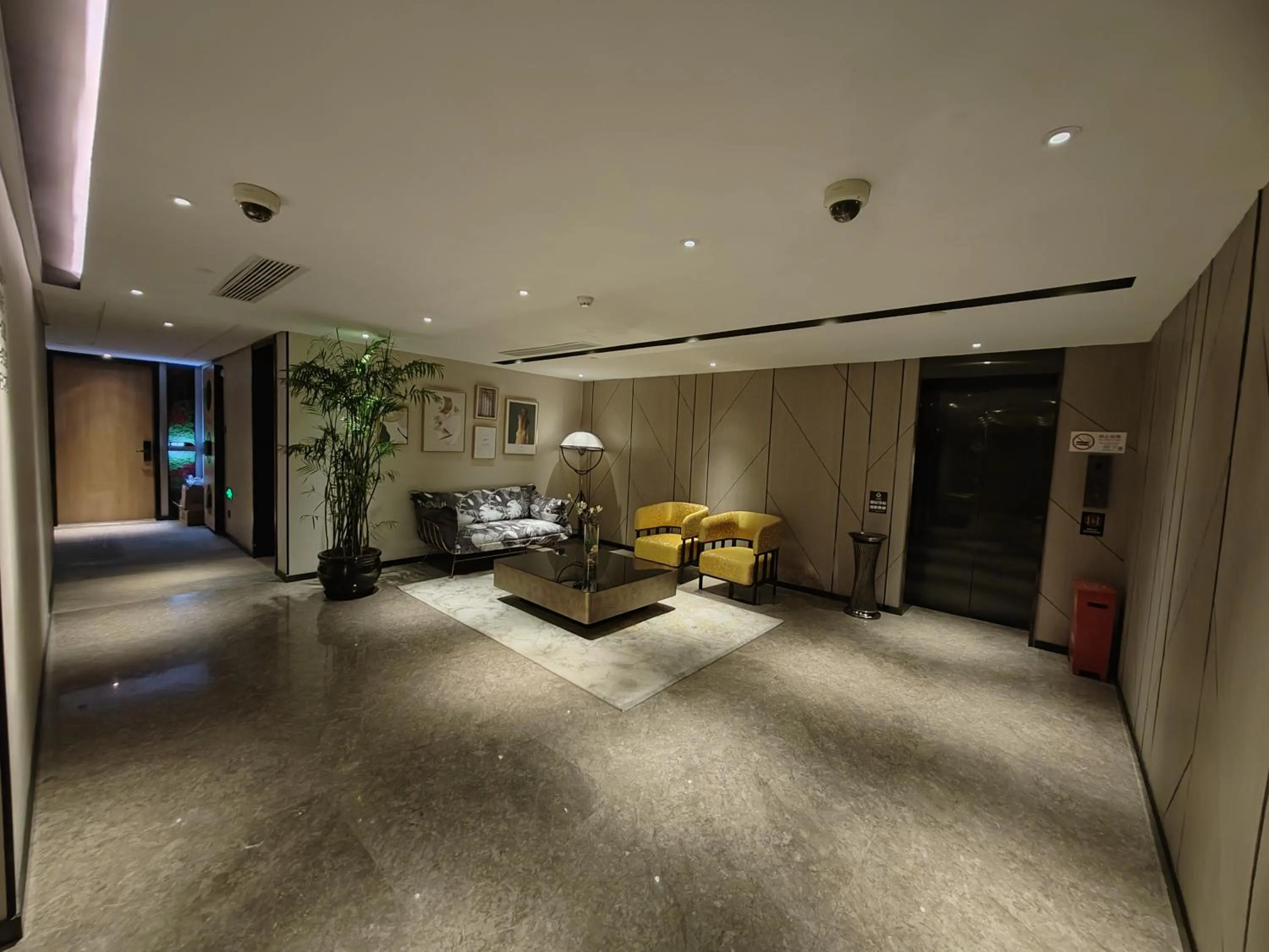 Communal lounge/ TV room in Tuke China Hotel Shanghai Hongqiao Airport