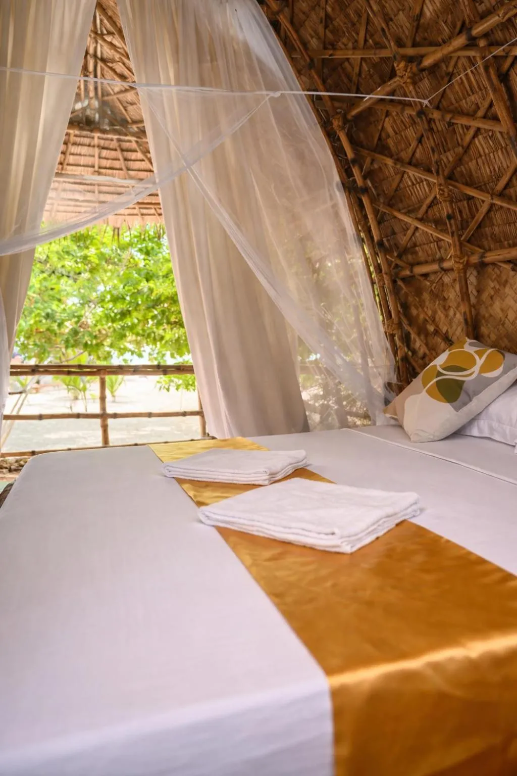 Bed in Dos Playa EcoCamp Daracoton Island