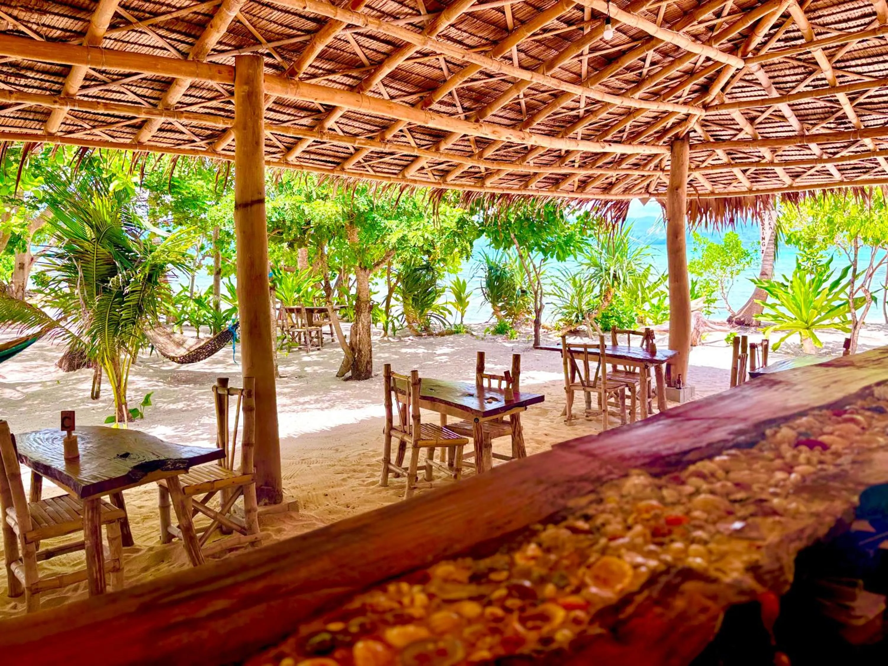 Restaurant/places to eat in Dos Playa EcoCamp Daracoton Island