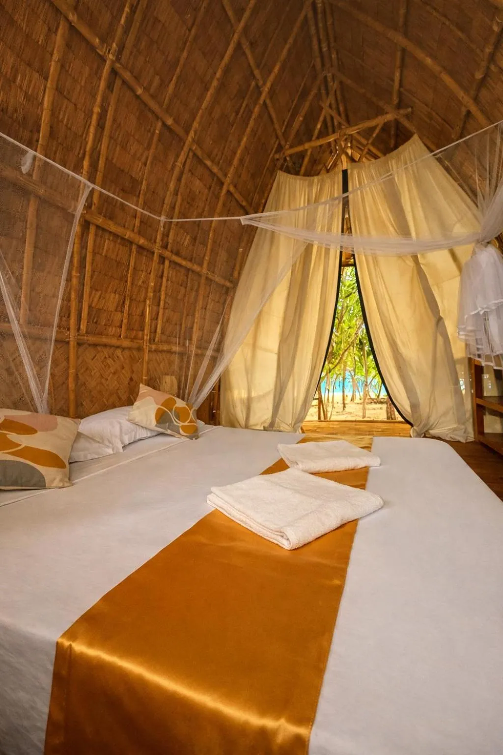 Bed in Dos Playa EcoCamp Daracoton Island