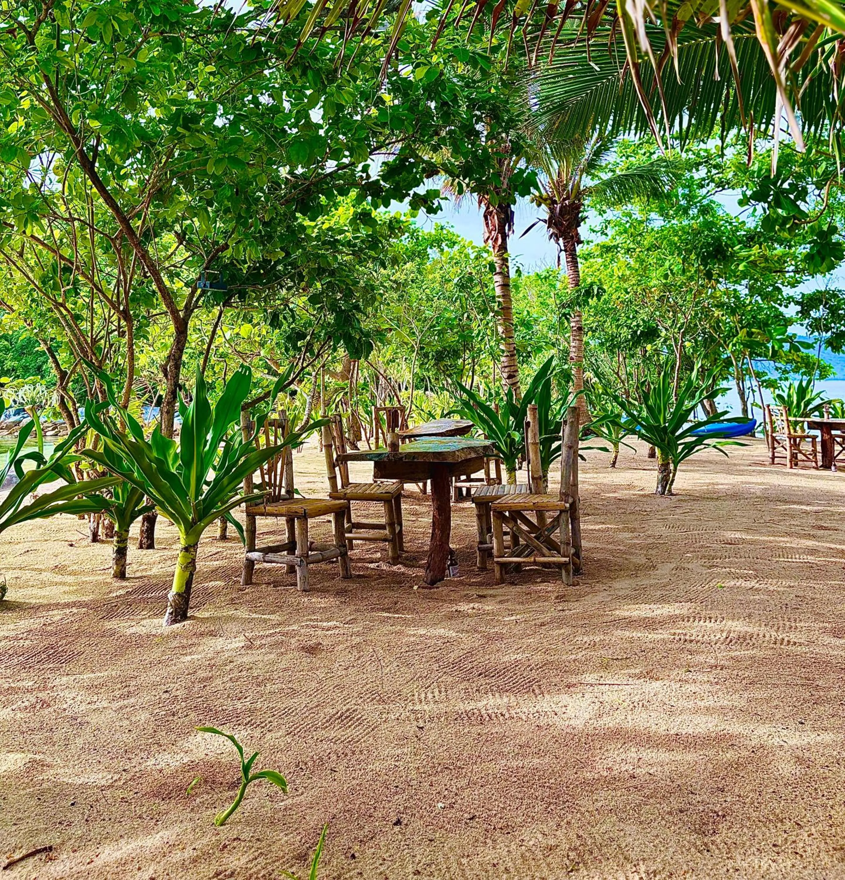 Restaurant/places to eat in Dos Playa EcoCamp Daracoton Island