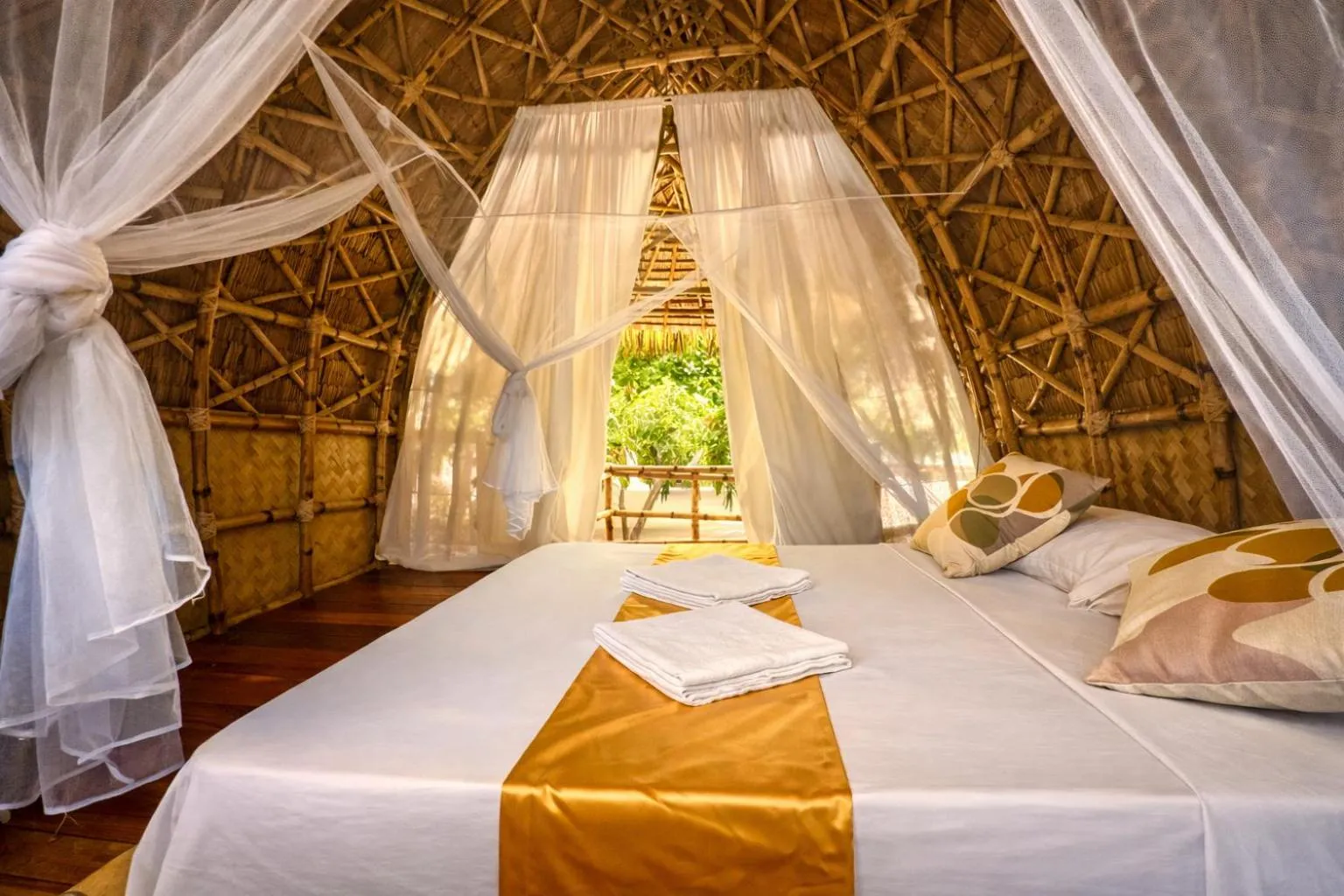 Bed in Dos Playa EcoCamp Daracoton Island