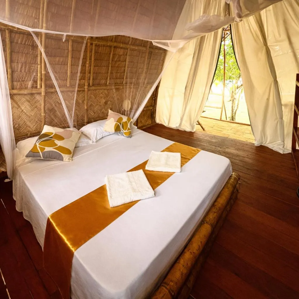 Bed in Dos Playa EcoCamp Daracoton Island