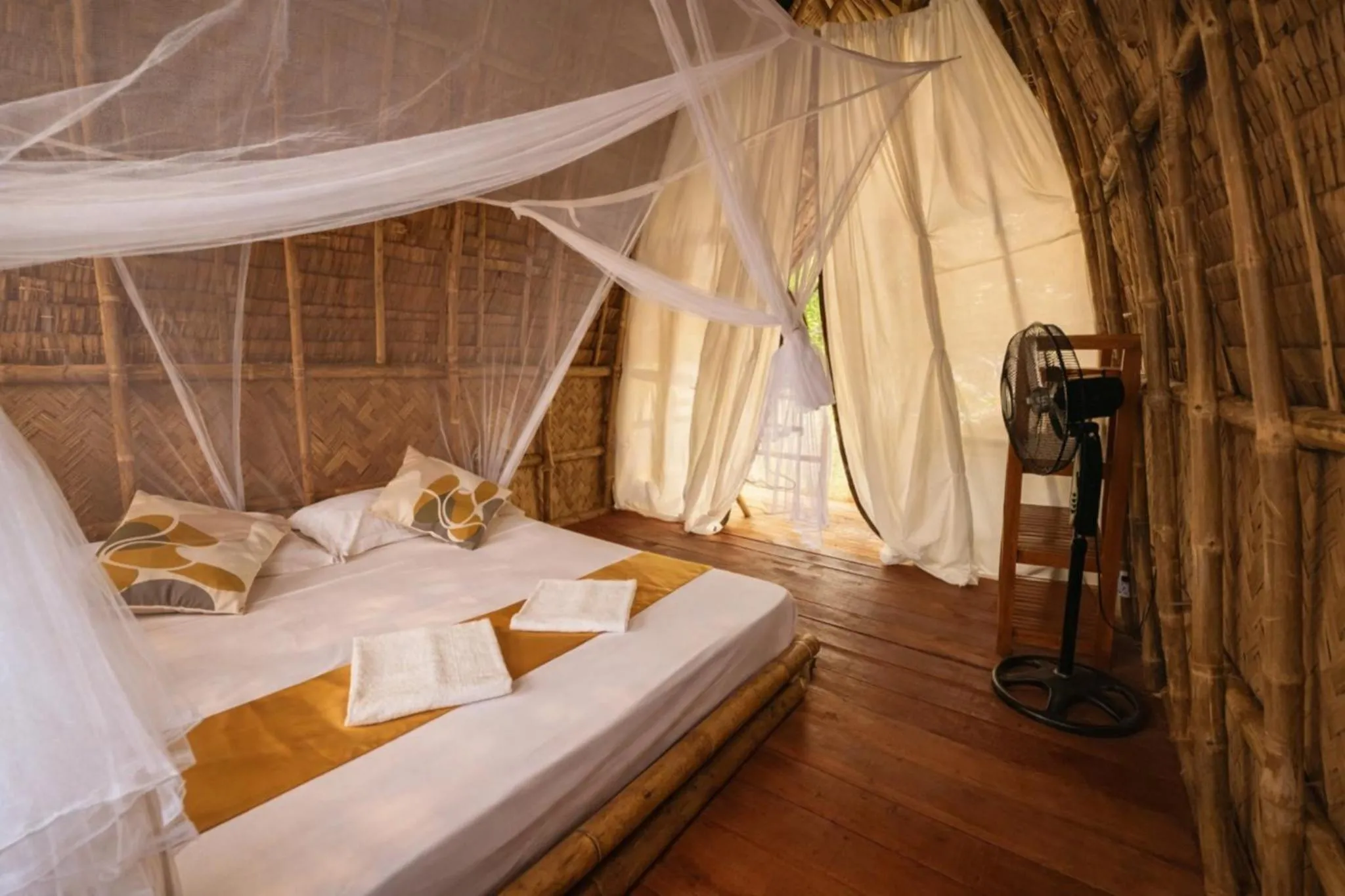 Bed in Dos Playa EcoCamp Daracoton Island