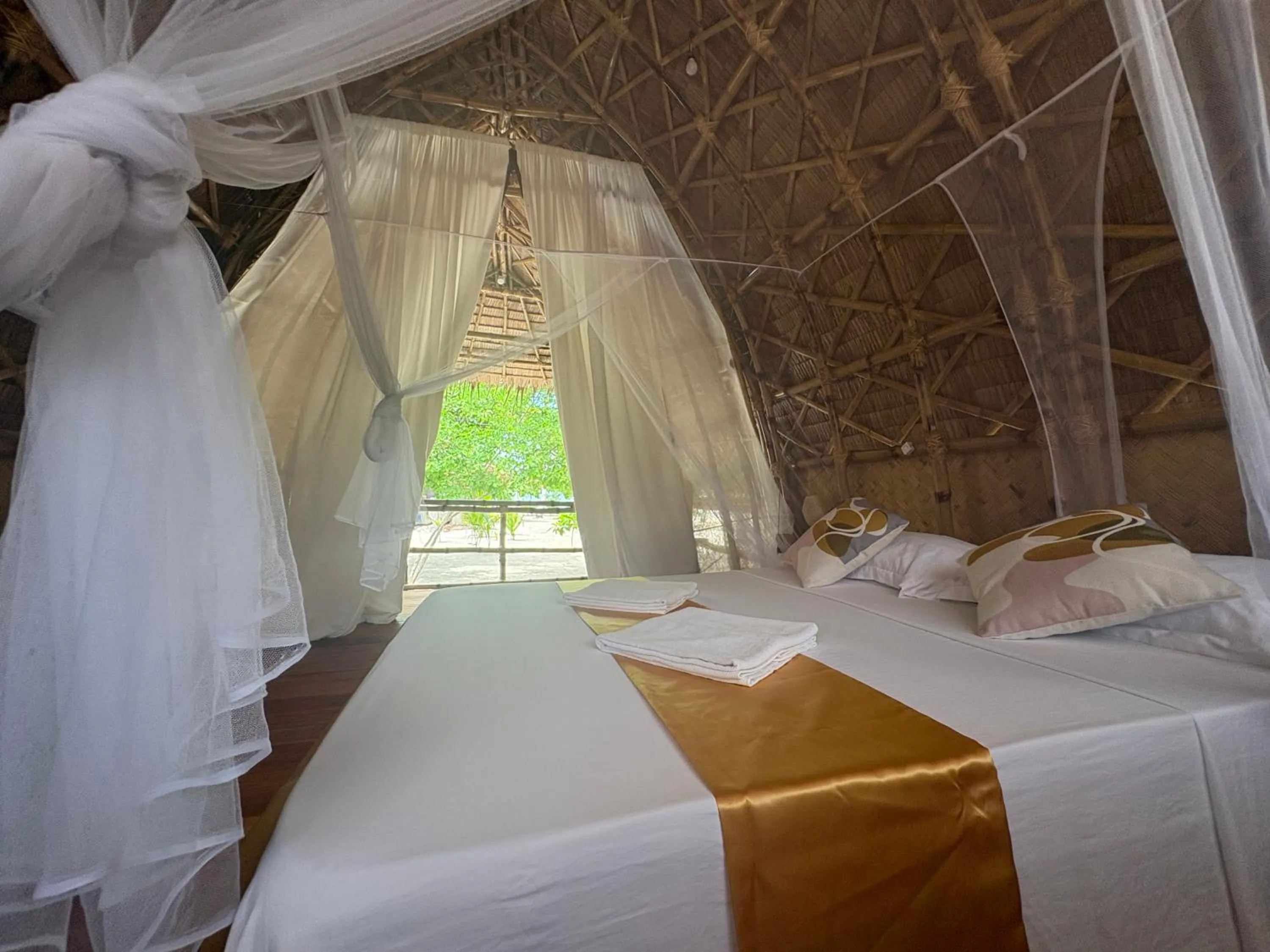 Bed in Dos Playa EcoCamp Daracoton Island