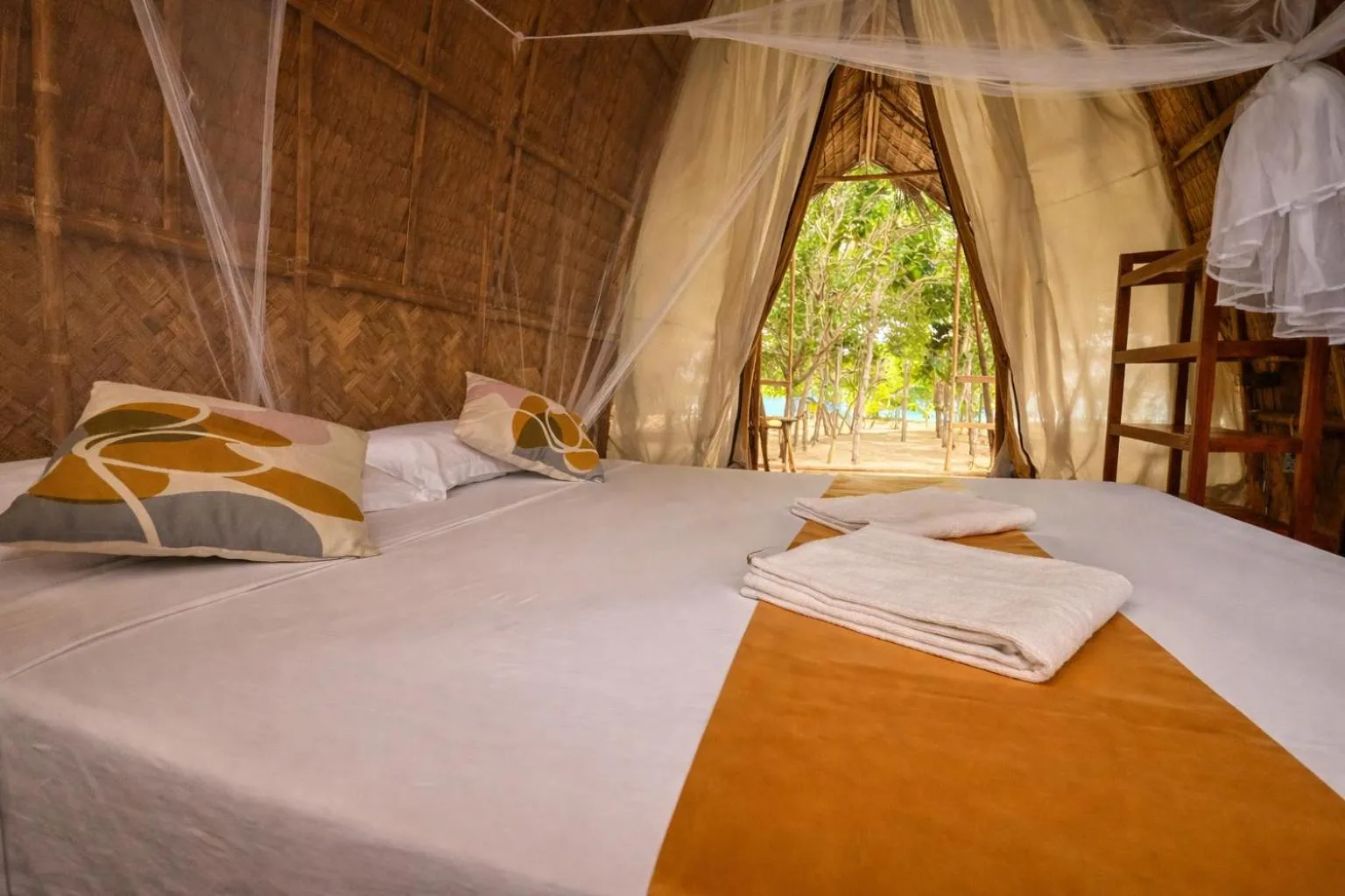 Bed in Dos Playa EcoCamp Daracoton Island