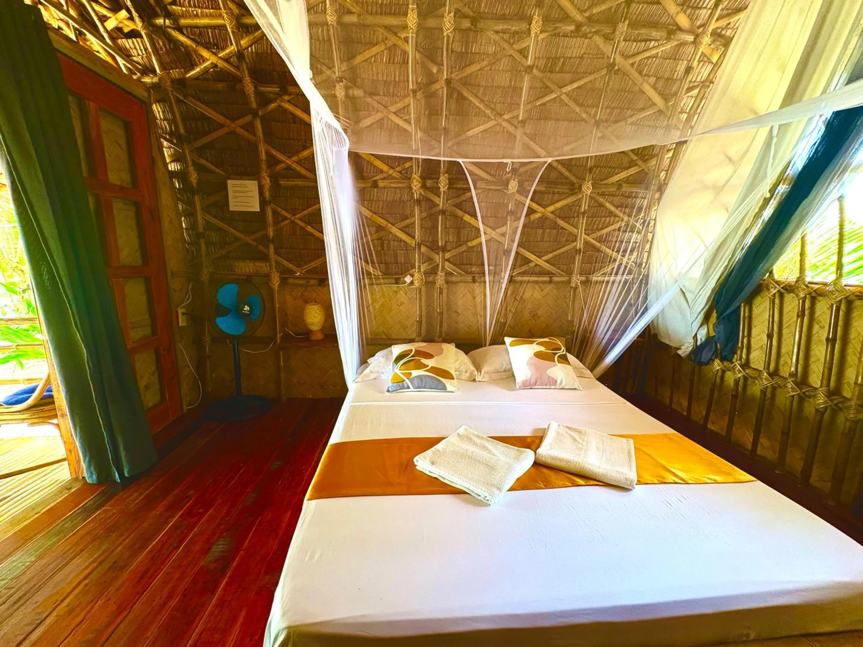 Bed in Dos Playa EcoCamp Daracoton Island
