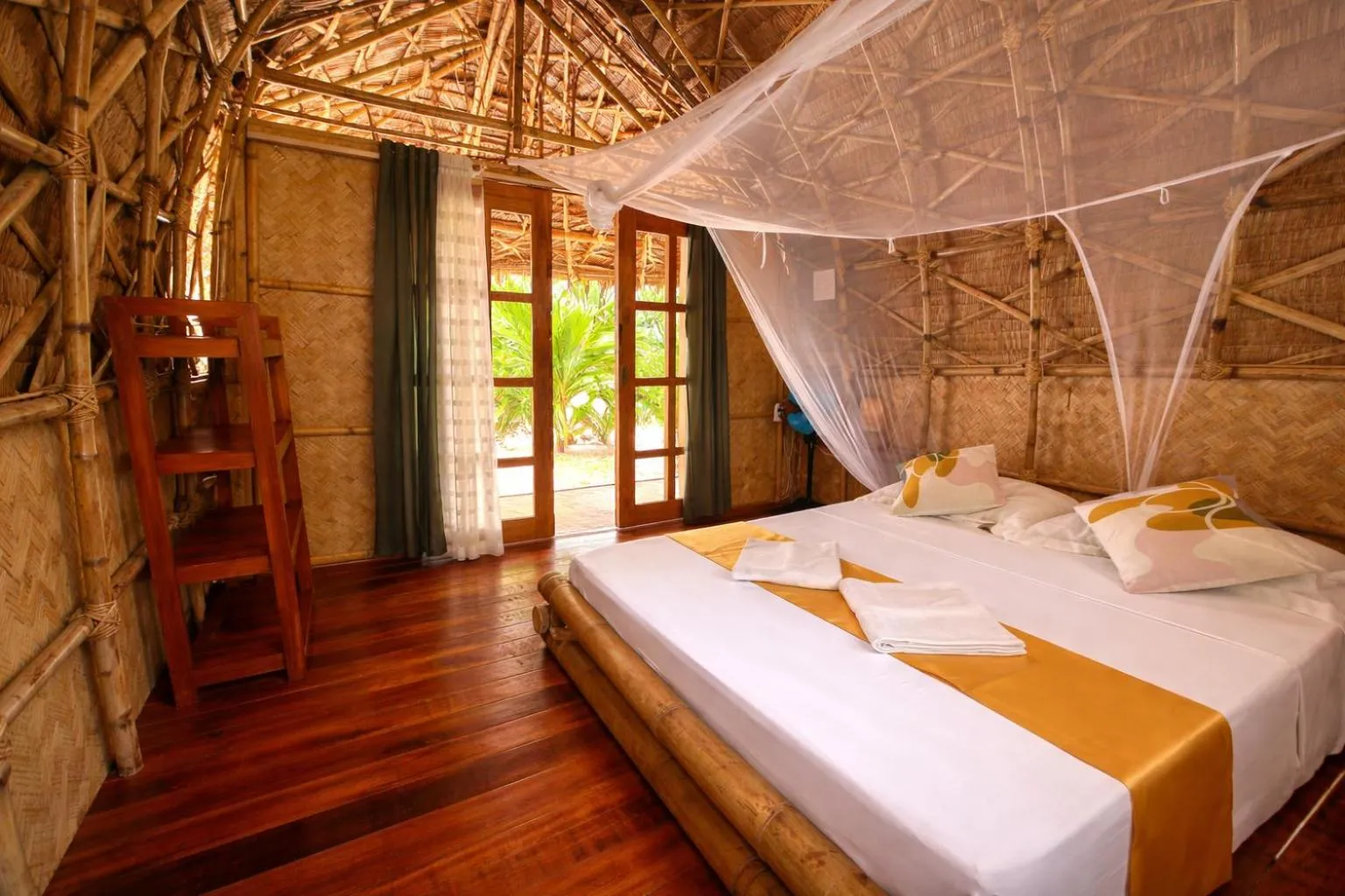 Bed in Dos Playa EcoCamp Daracoton Island