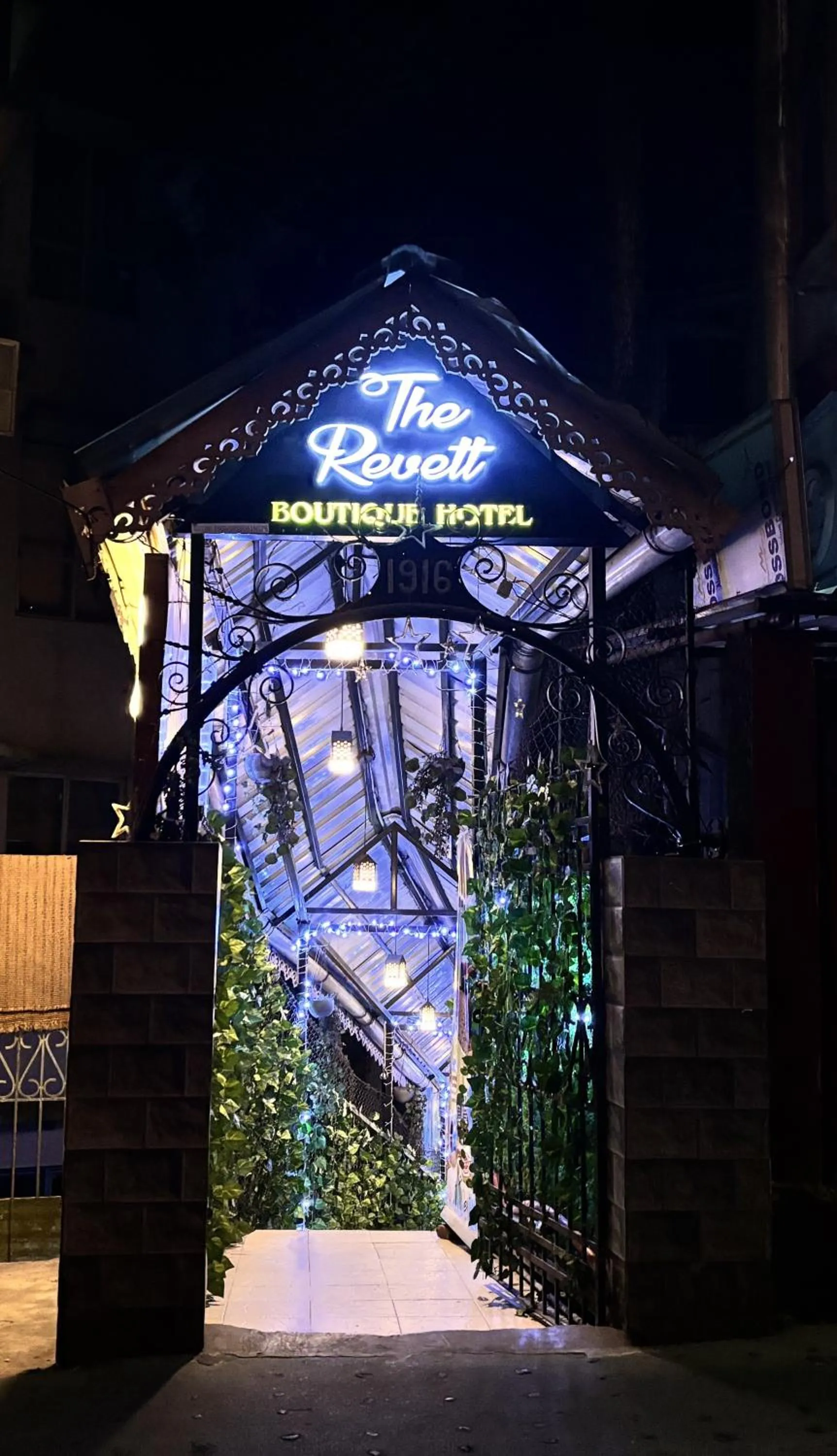 Facade/entrance in The Revett