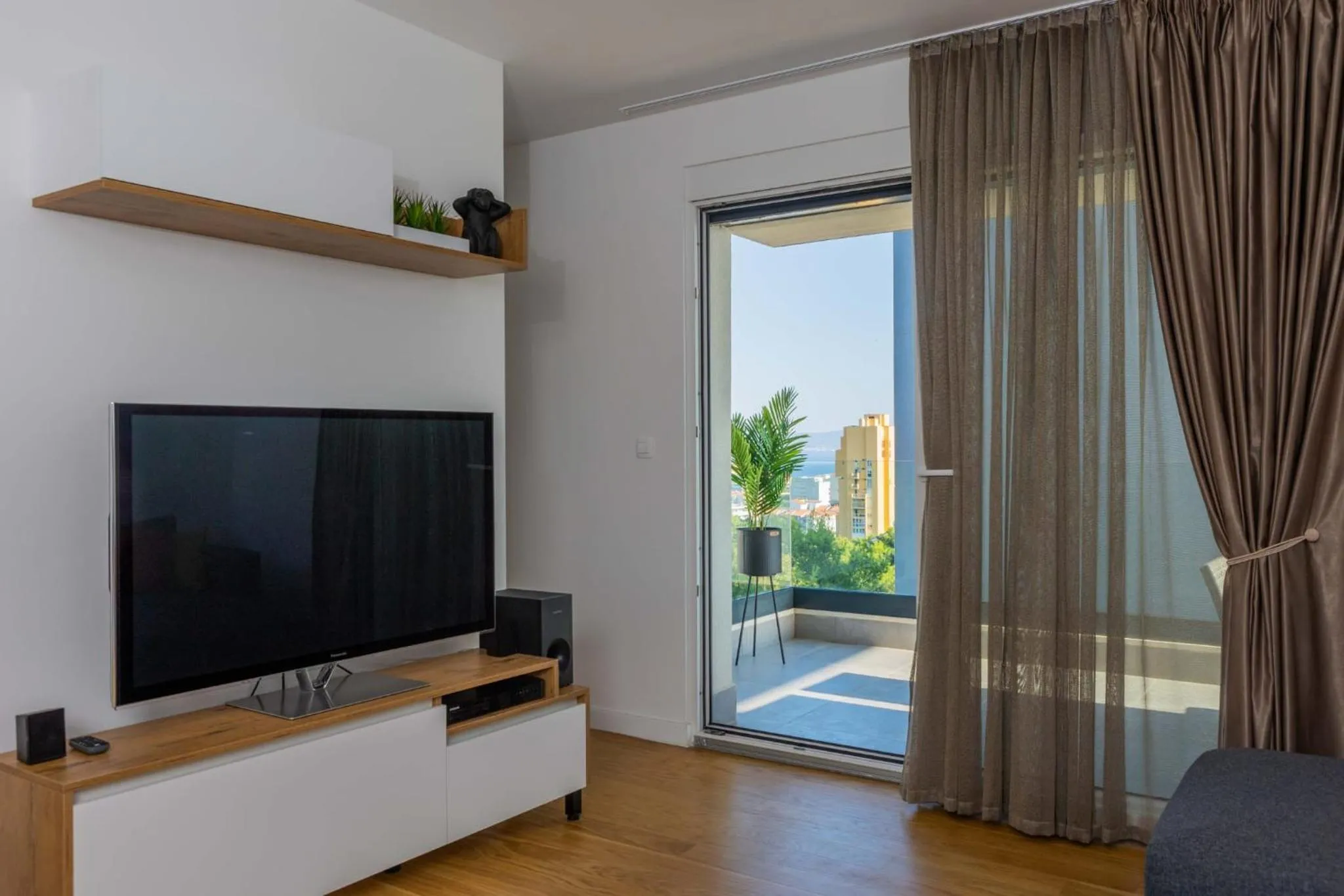 Apartment - free parking in garage , mountain and seaview , quiet neighbourhood