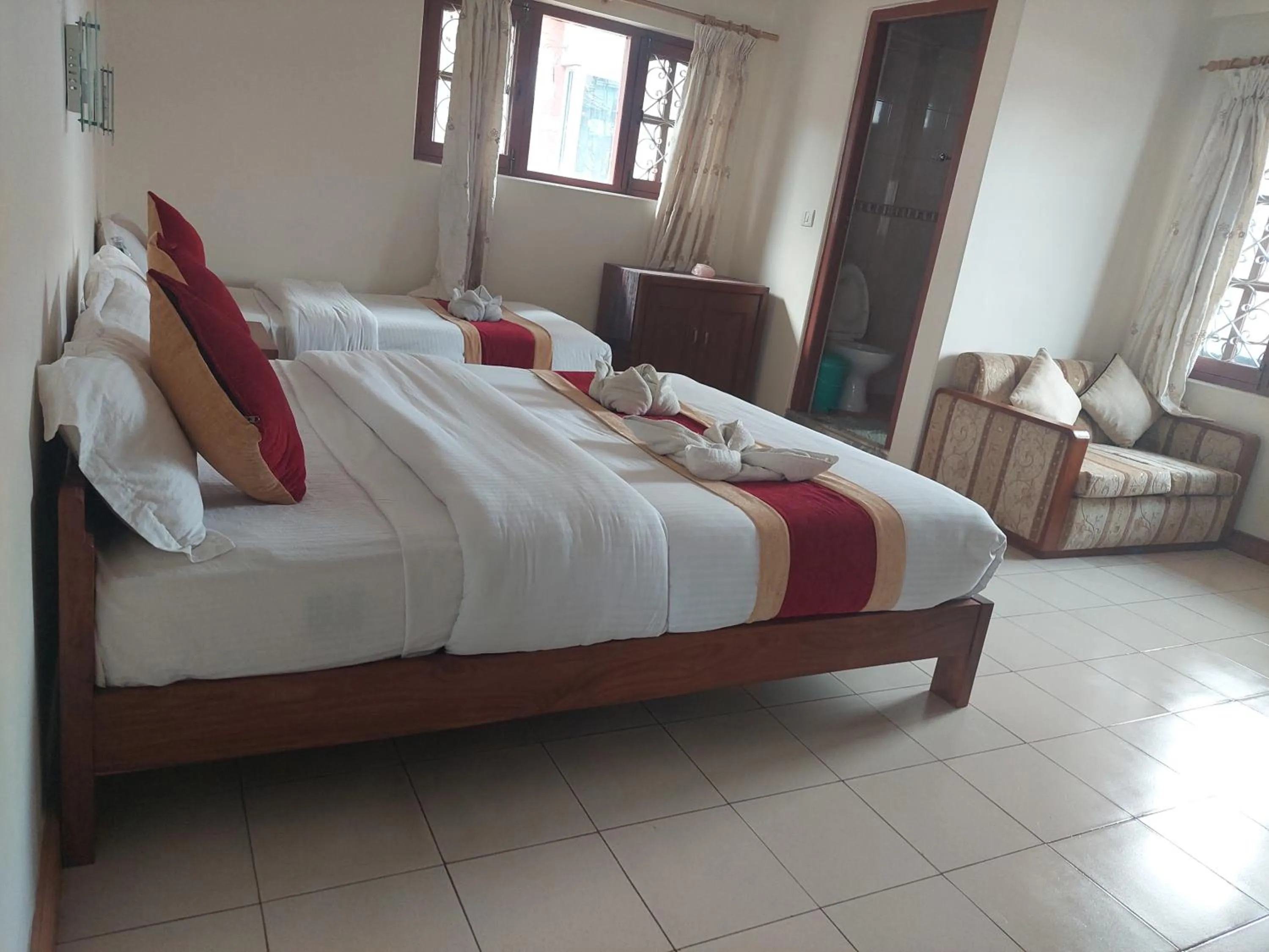 Shower, Bed in Blue Planet Lodge & Restaurant