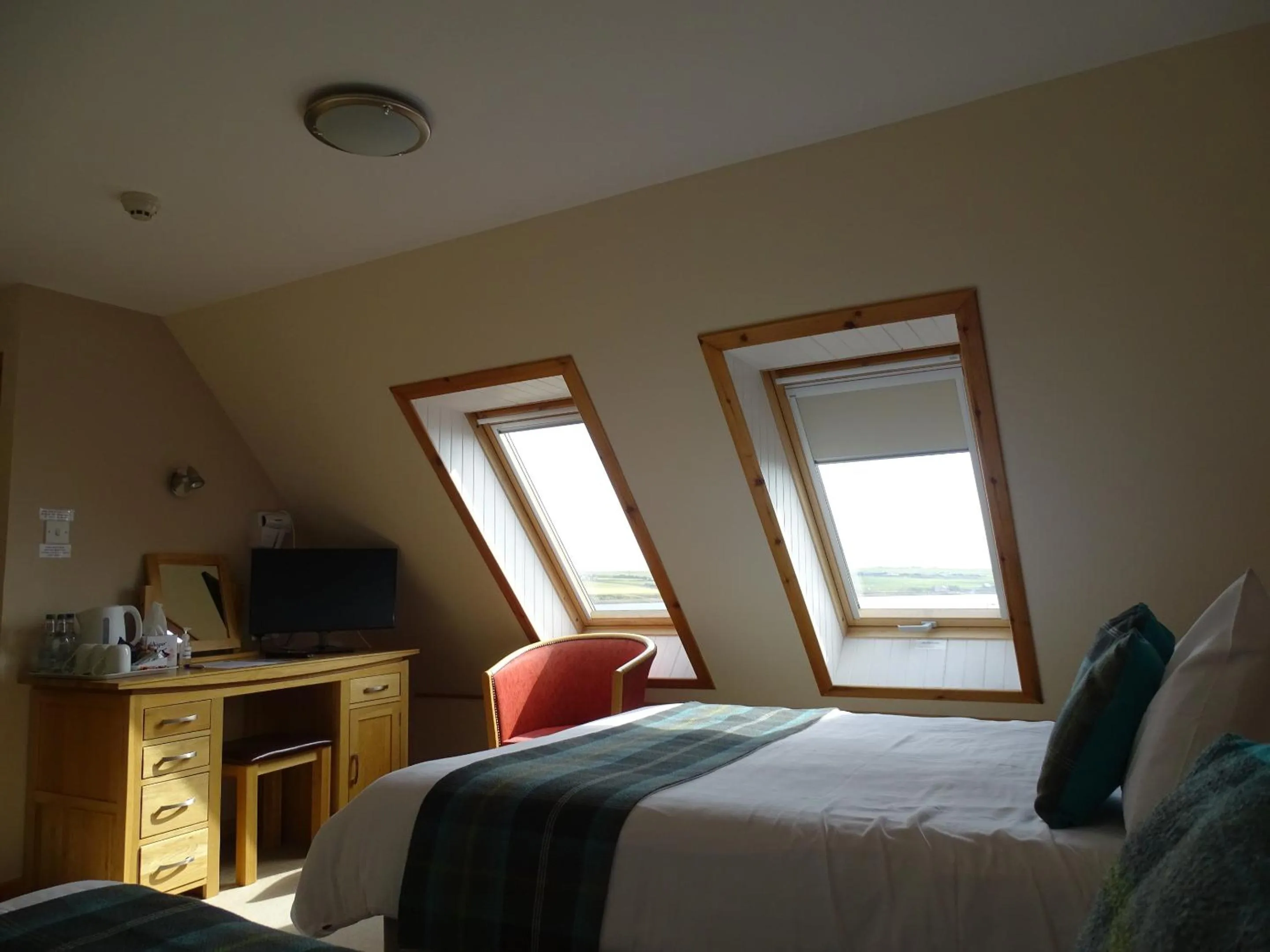 Bedroom, Bed in The Sands Hotel, Orkney
