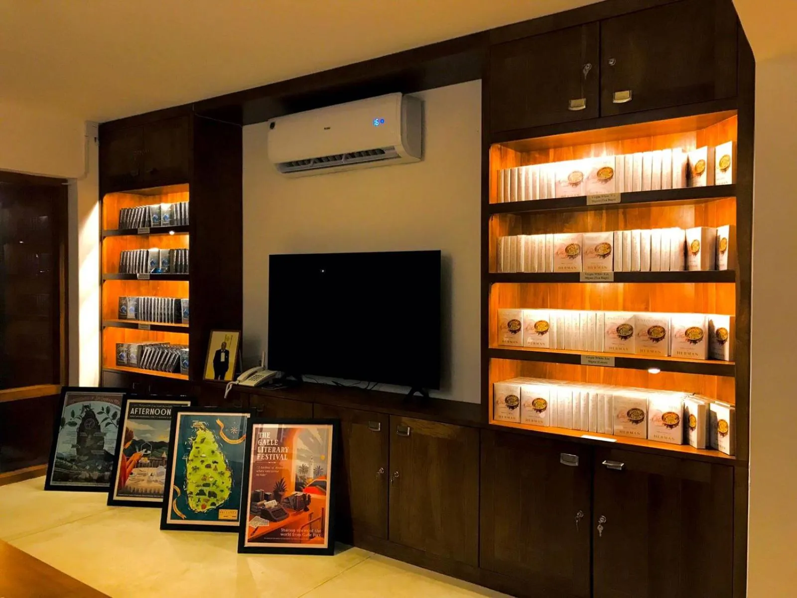 Communal lounge/ TV room in The Tea Library Hikkaduwa