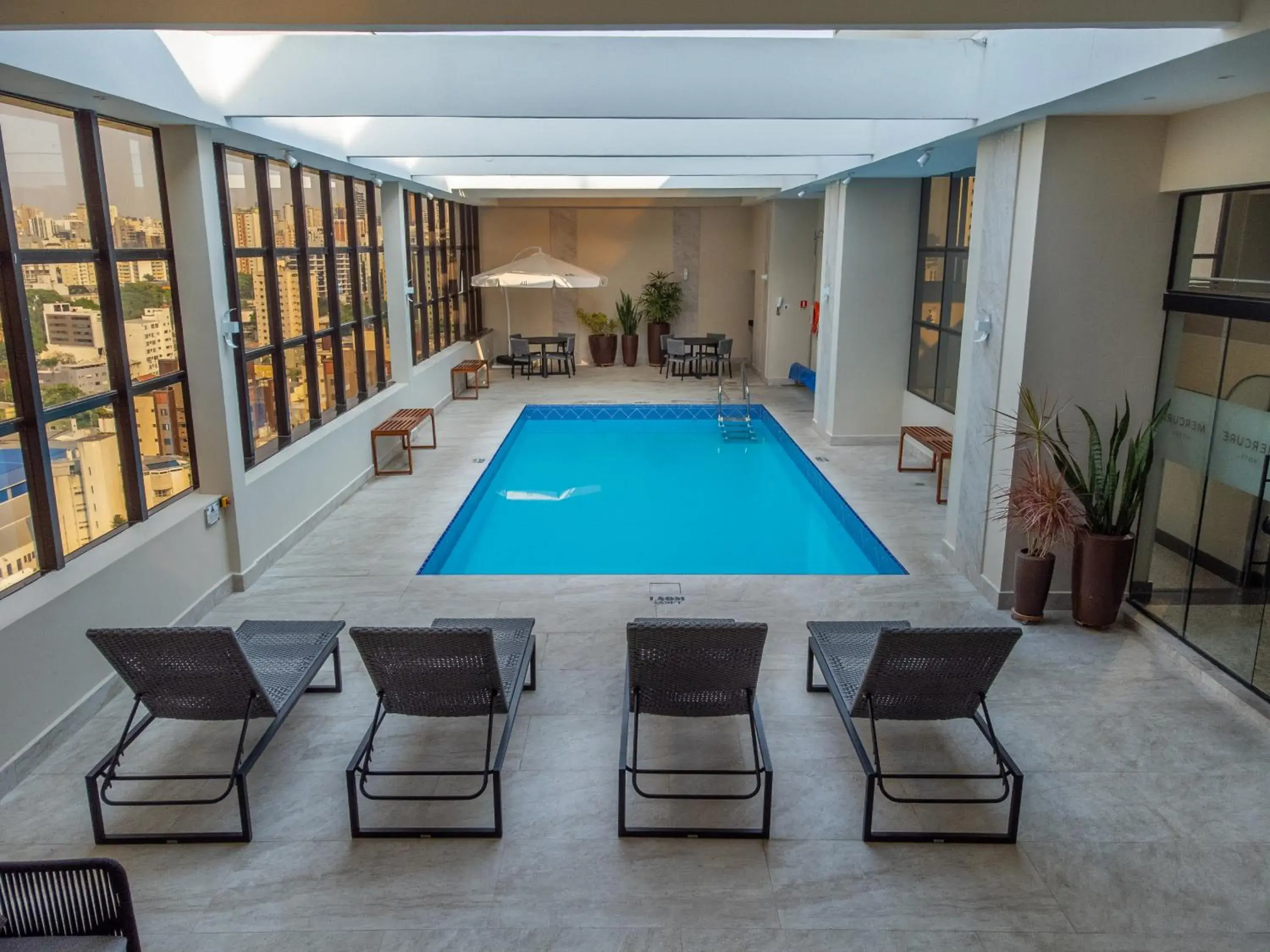 Swimming pool in Mercure Curitiba Golden Swimming pool in Mercure Curitiba Golden