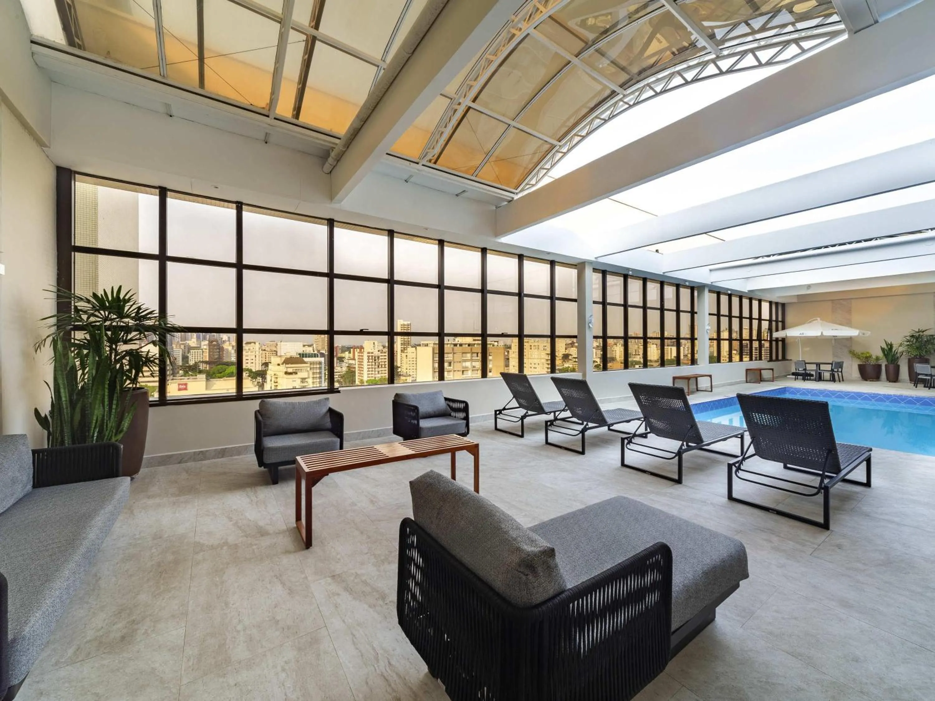 Pool view in Mercure Curitiba Golden