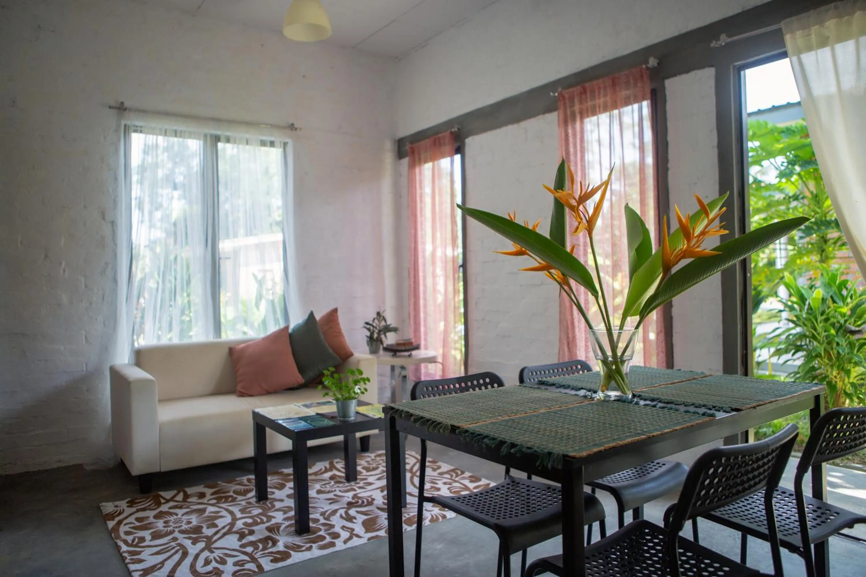 Dining area in Rouhi Retreats By Doulos