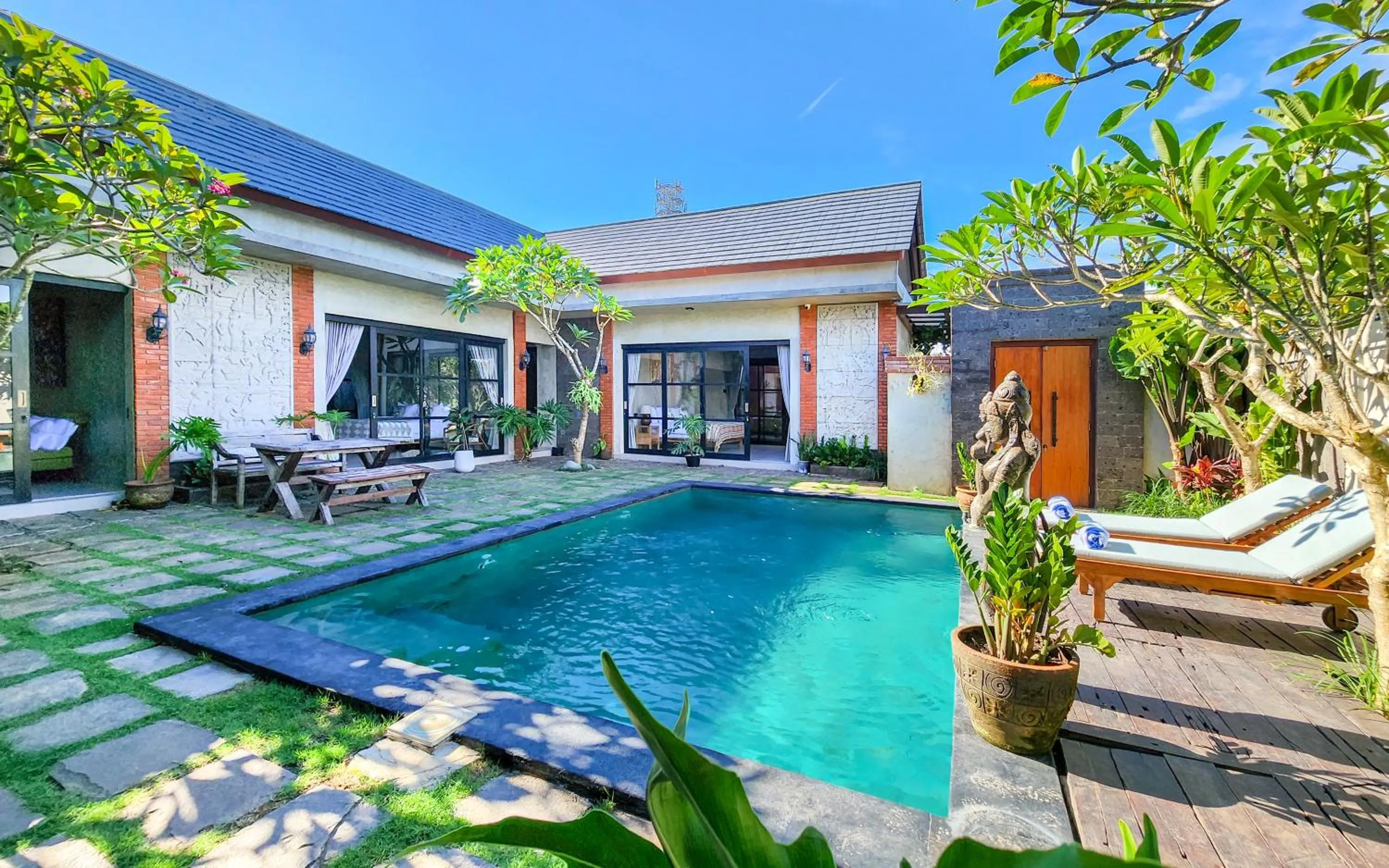 Swimming pool in Villa Jonsu Uluwatu by Nagisa Bali