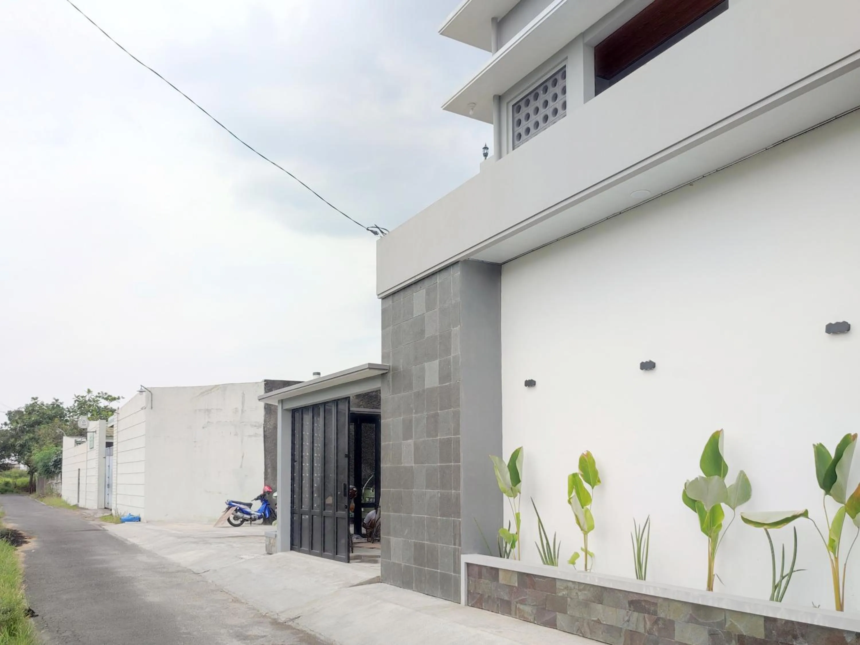 Property building in RedDoorz near Graha Saba Buana 2