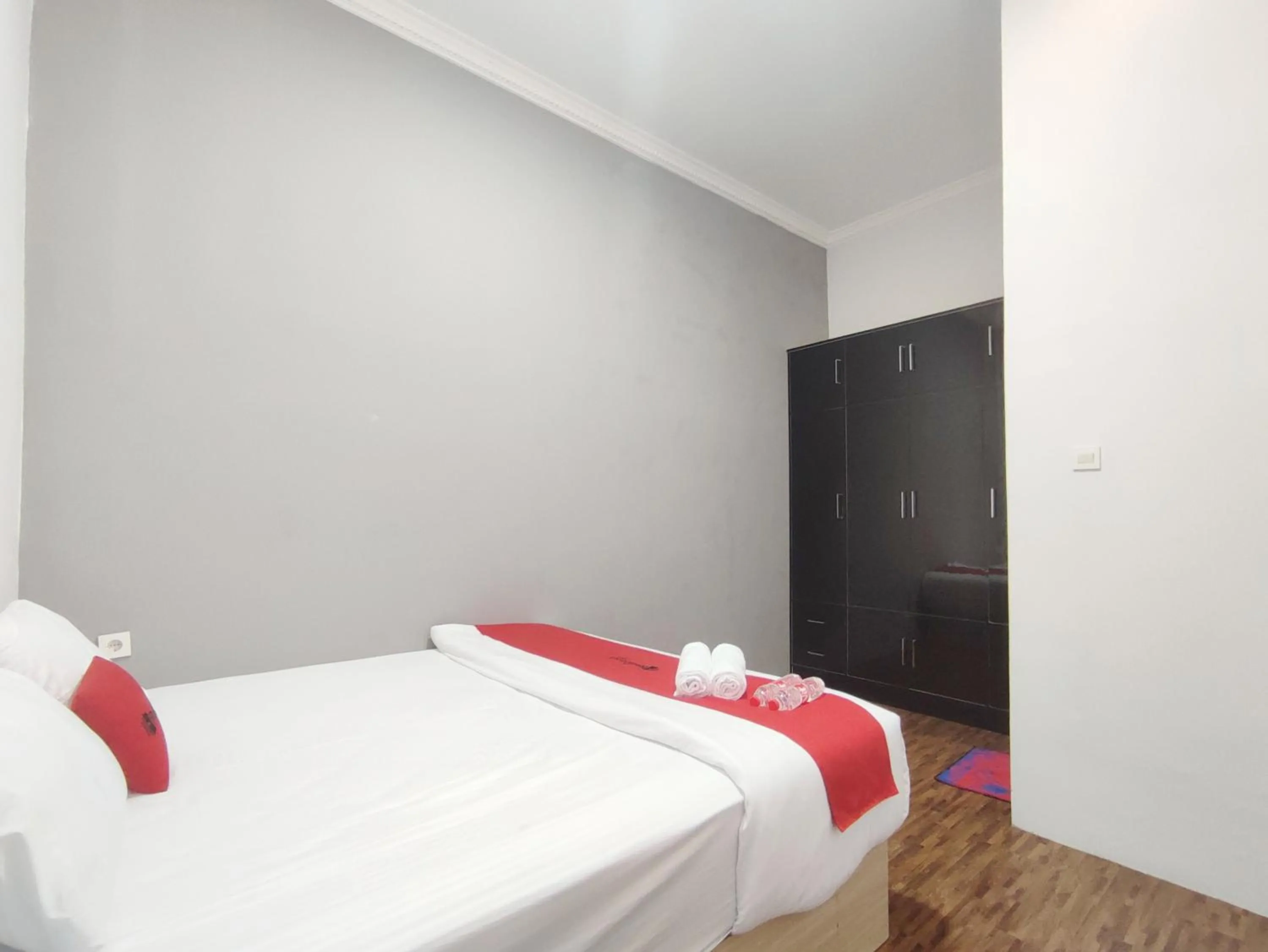 Bedroom, Bed in RedDoorz near Graha Saba Buana 2