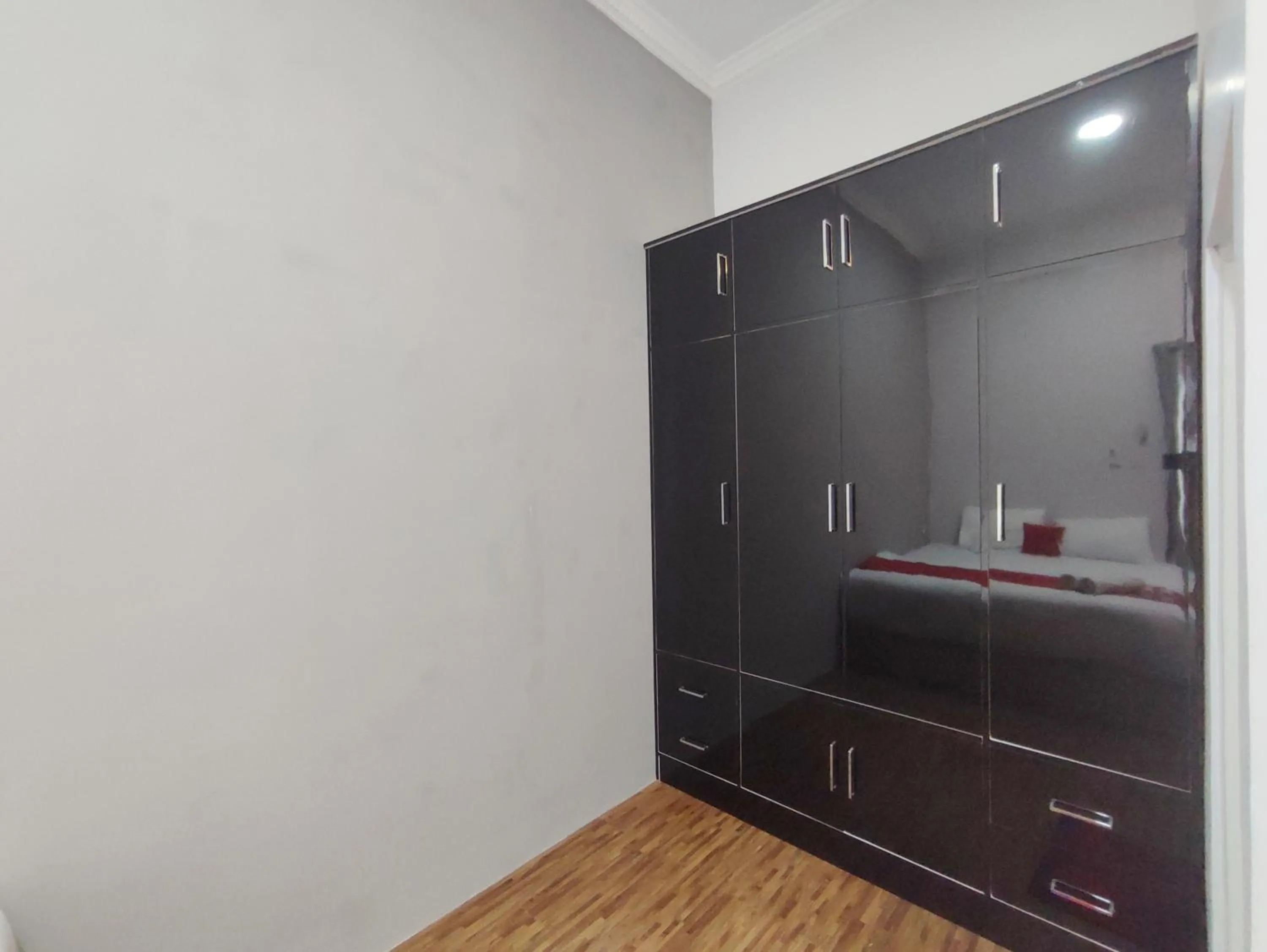 wardrobe in RedDoorz near Graha Saba Buana 2