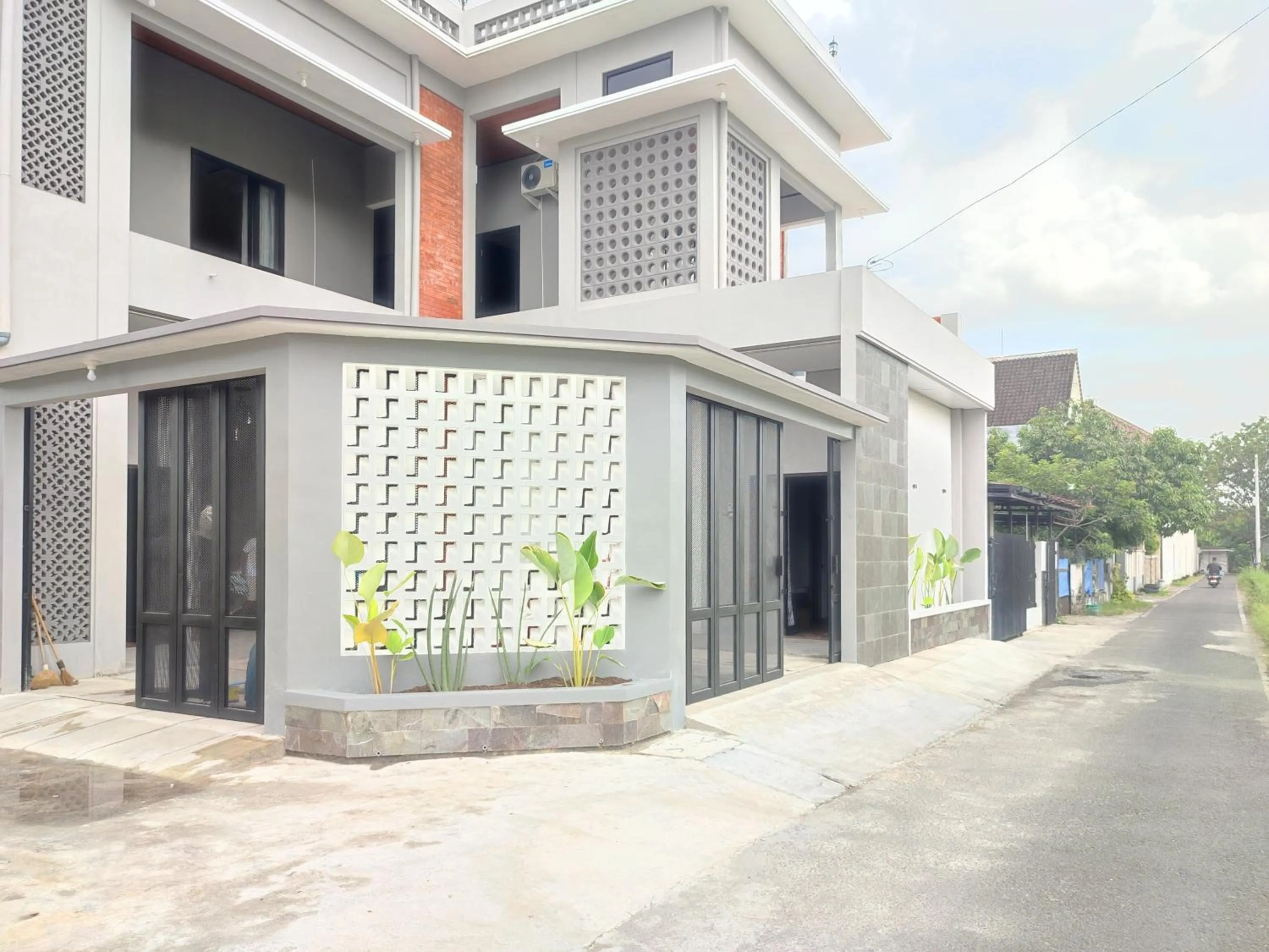 Property building in RedDoorz near Graha Saba Buana 2